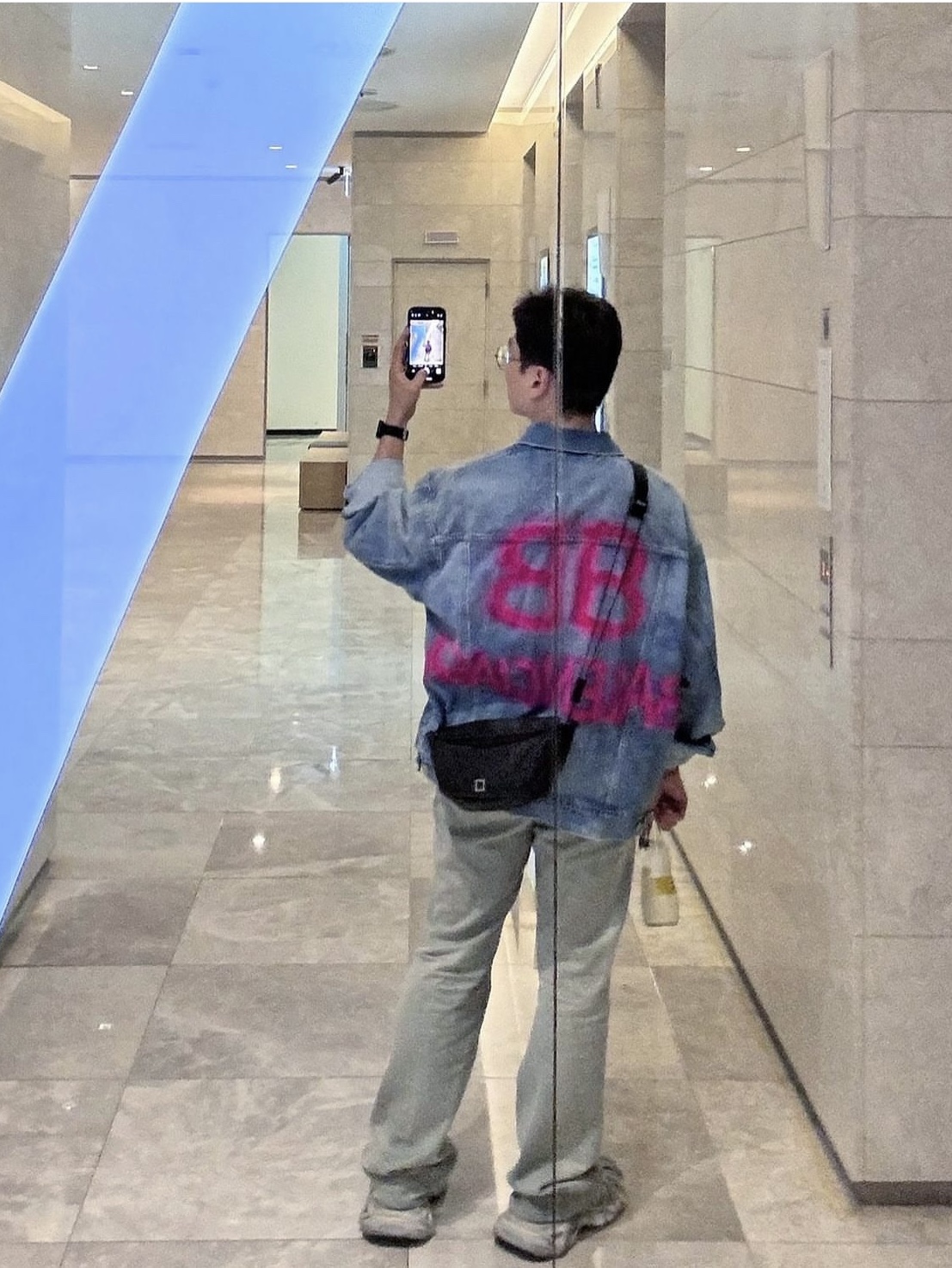(W) Balenciaga Spray Paint Logo Jacket Denim, Wooyoungmi Luminous Jellyfish Back Logo T-Shirt Black - 24SS 착용 스타일 - 2