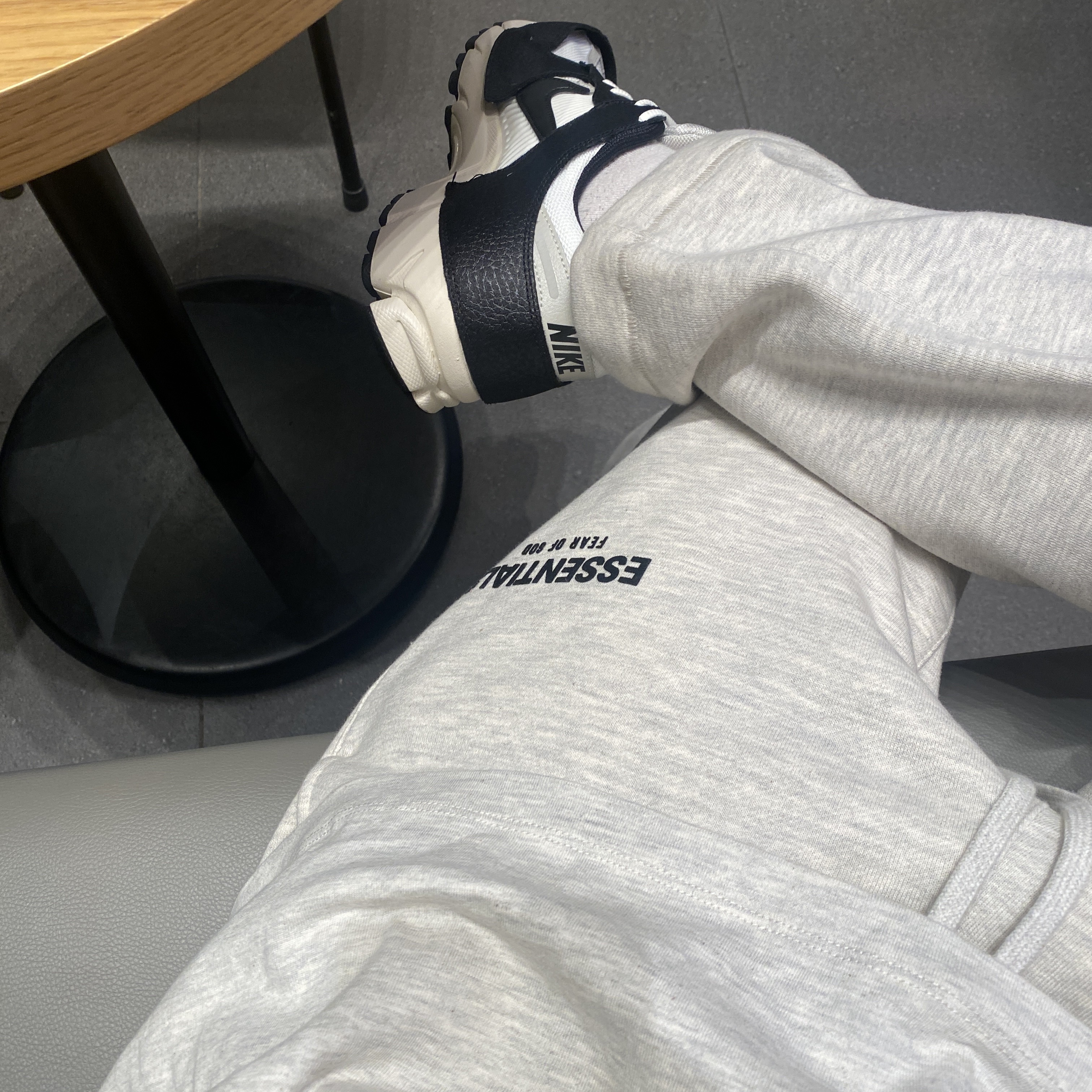 (W) Nike Zoom Vomero 5 Wolf Grey and Black, Essentials The Core Collection T-Shirt Light Oatmeal 착용 스타일