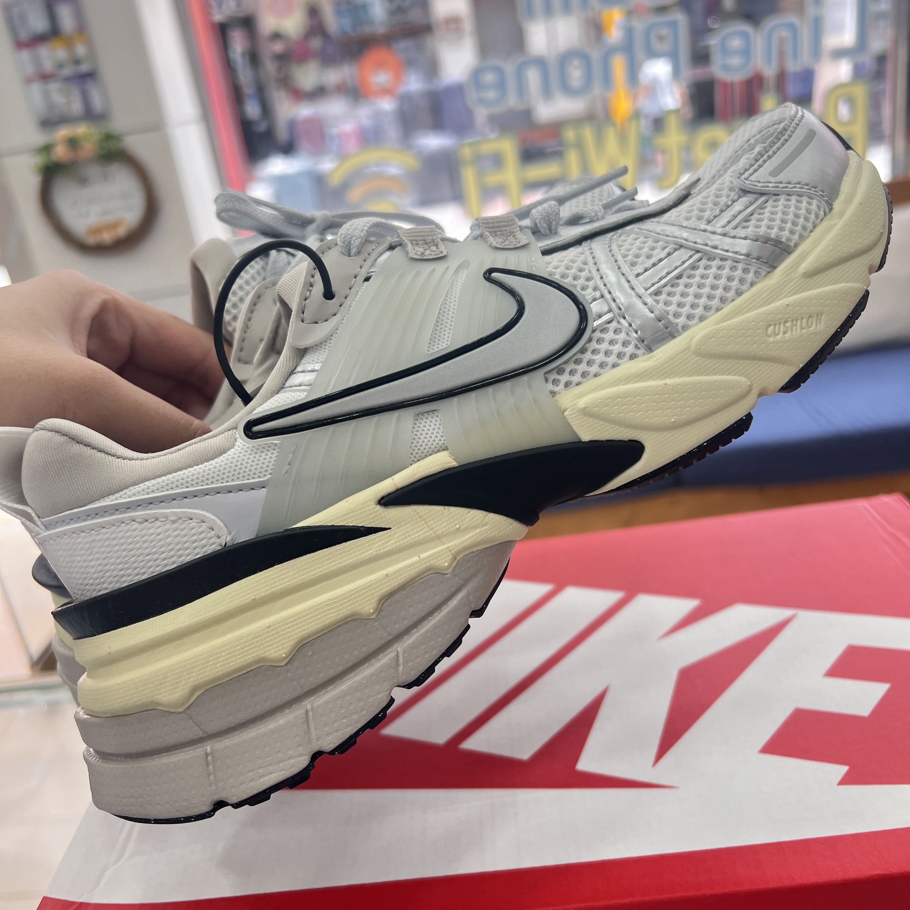 Nike V2K Run Summit White Metallic Silver 착용 스타일