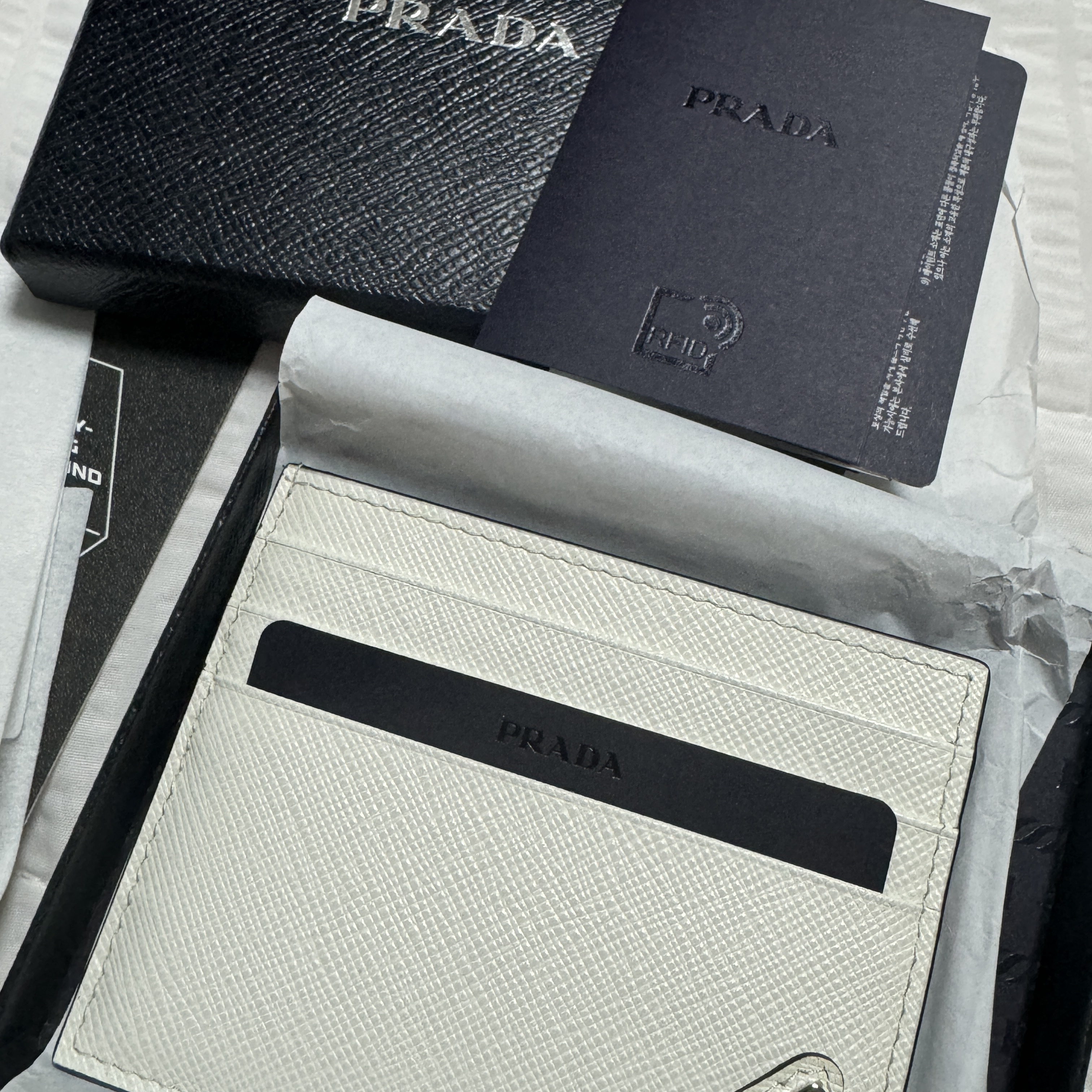 Prada Saffiano Leather Card Holder White 착용 스타일