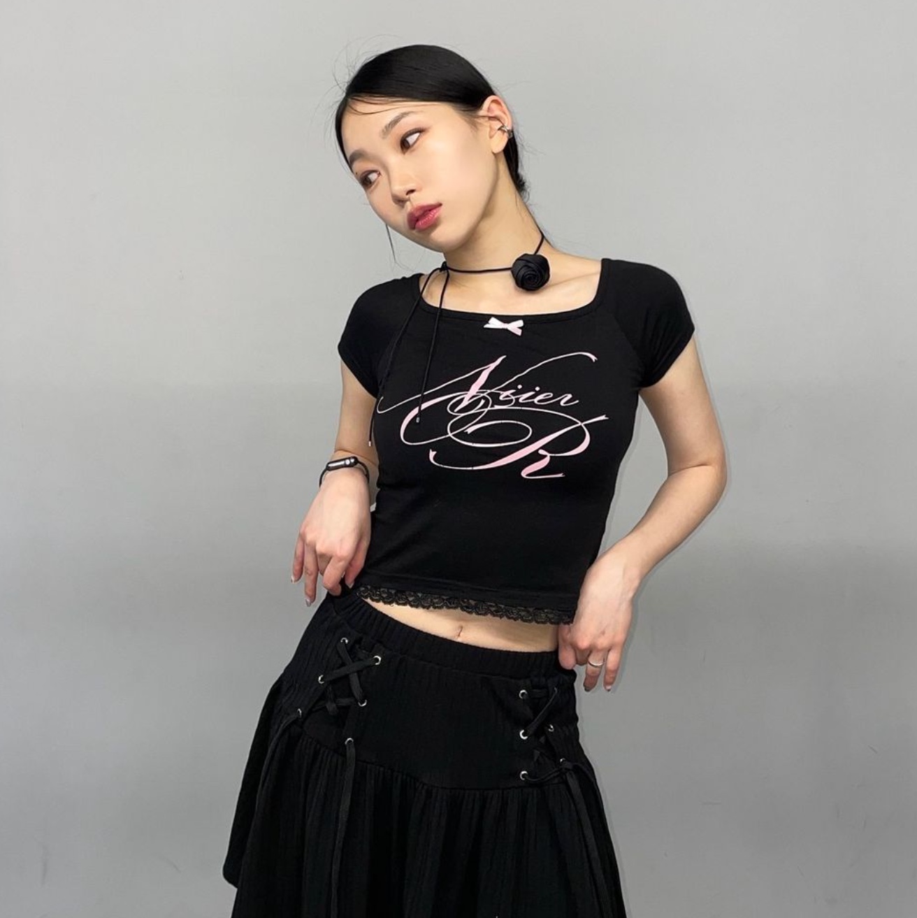 NIIER NOR Lace Off Shoulder Crop Top Camo, NIIER NOR Lace Off Shoulder Crop Top Black 착용 스타일