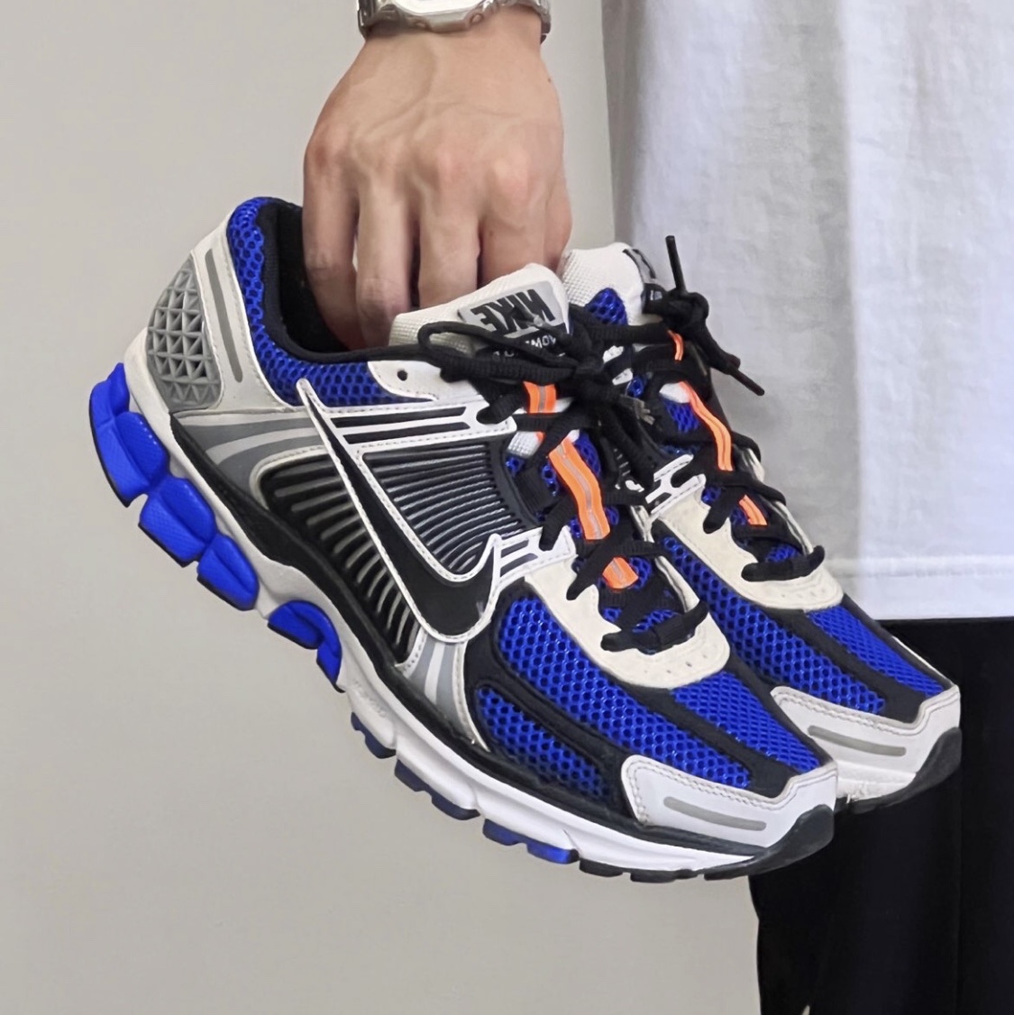 Nike Zoom Vomero 5 White Racer Blue Black 착용 스타일