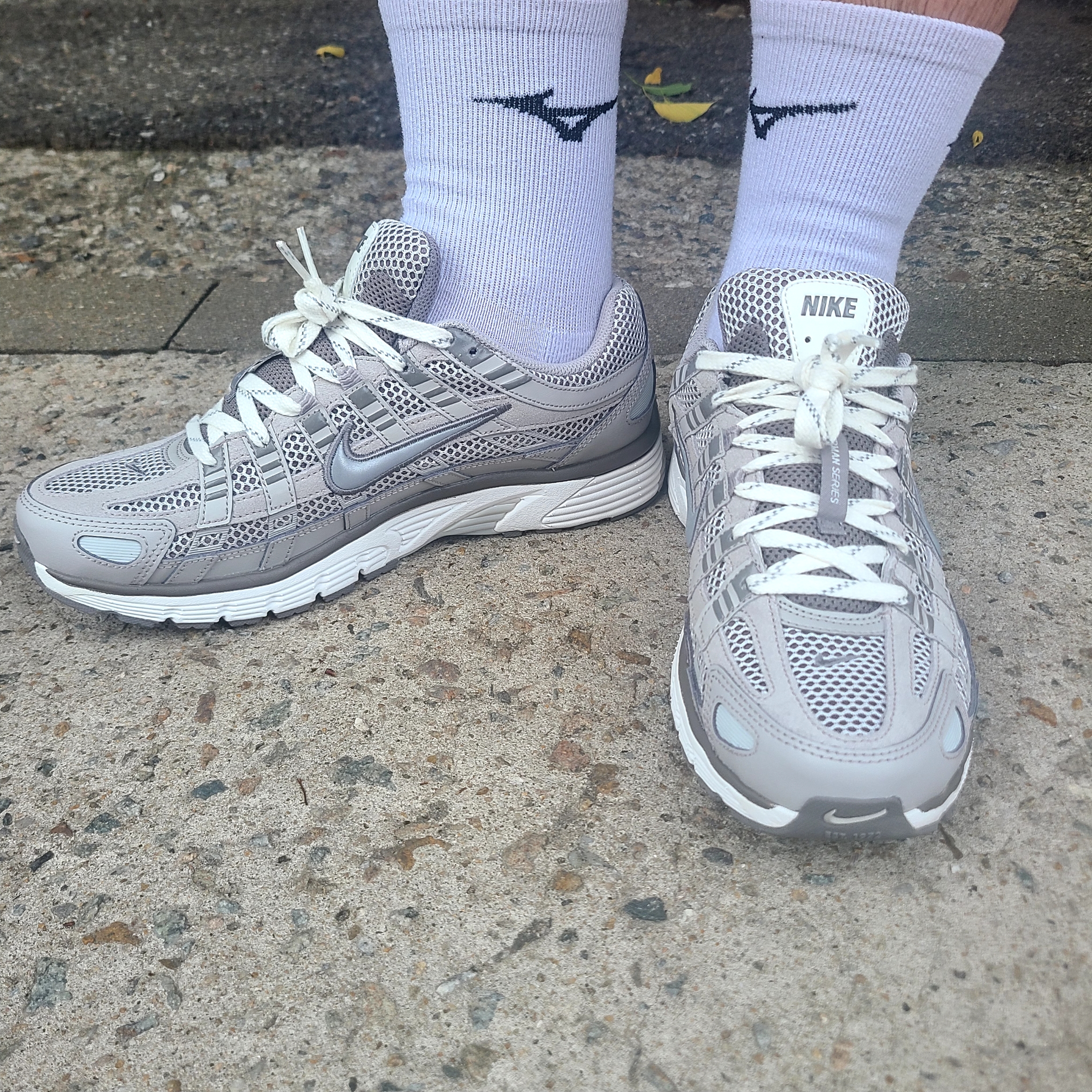 Nike P-6000 PRM Light Iron Ore 착용 스타일 - 1