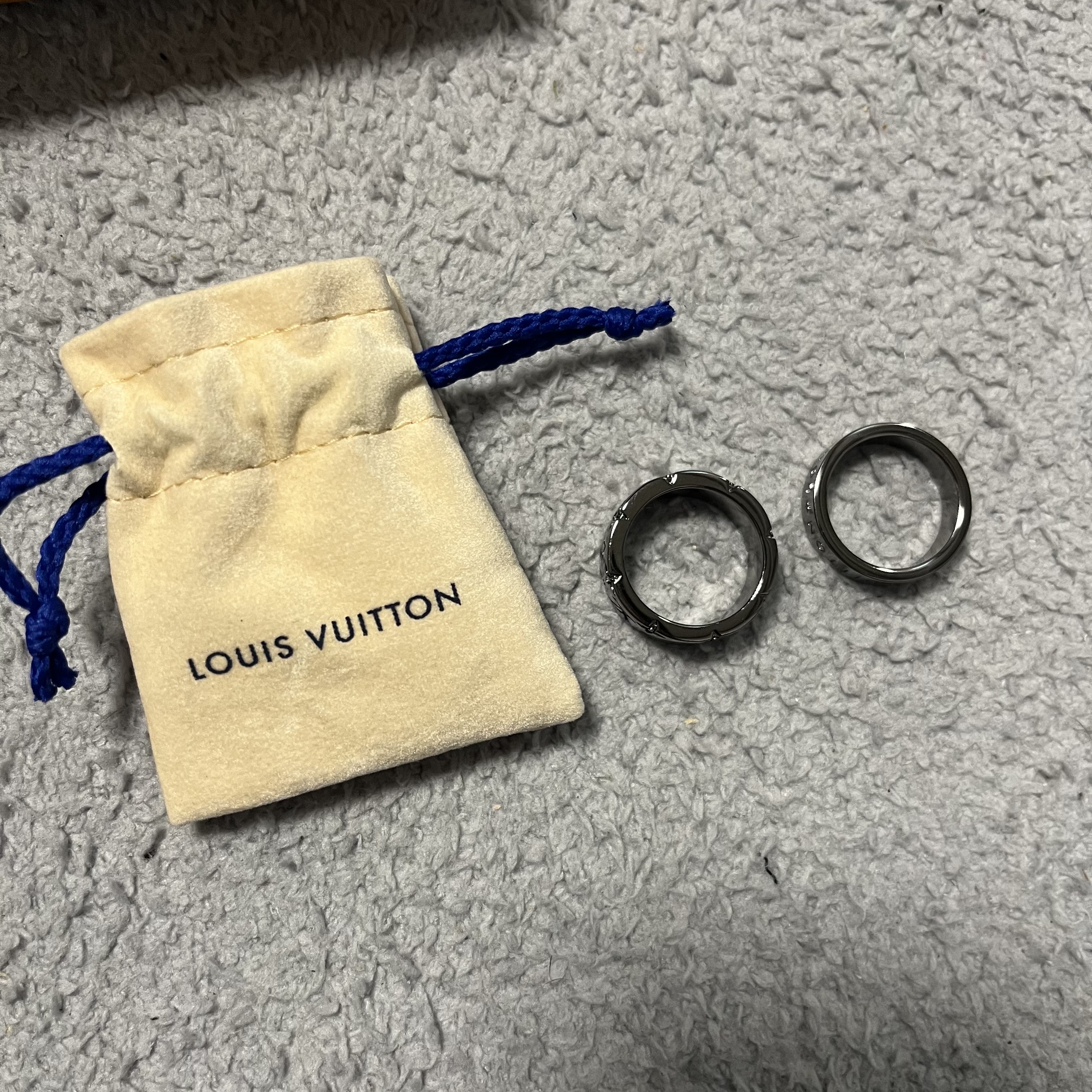 Louis Vuitton Instinct Rings Gold & Silver (Set of 2) 착용 스타일 - 3