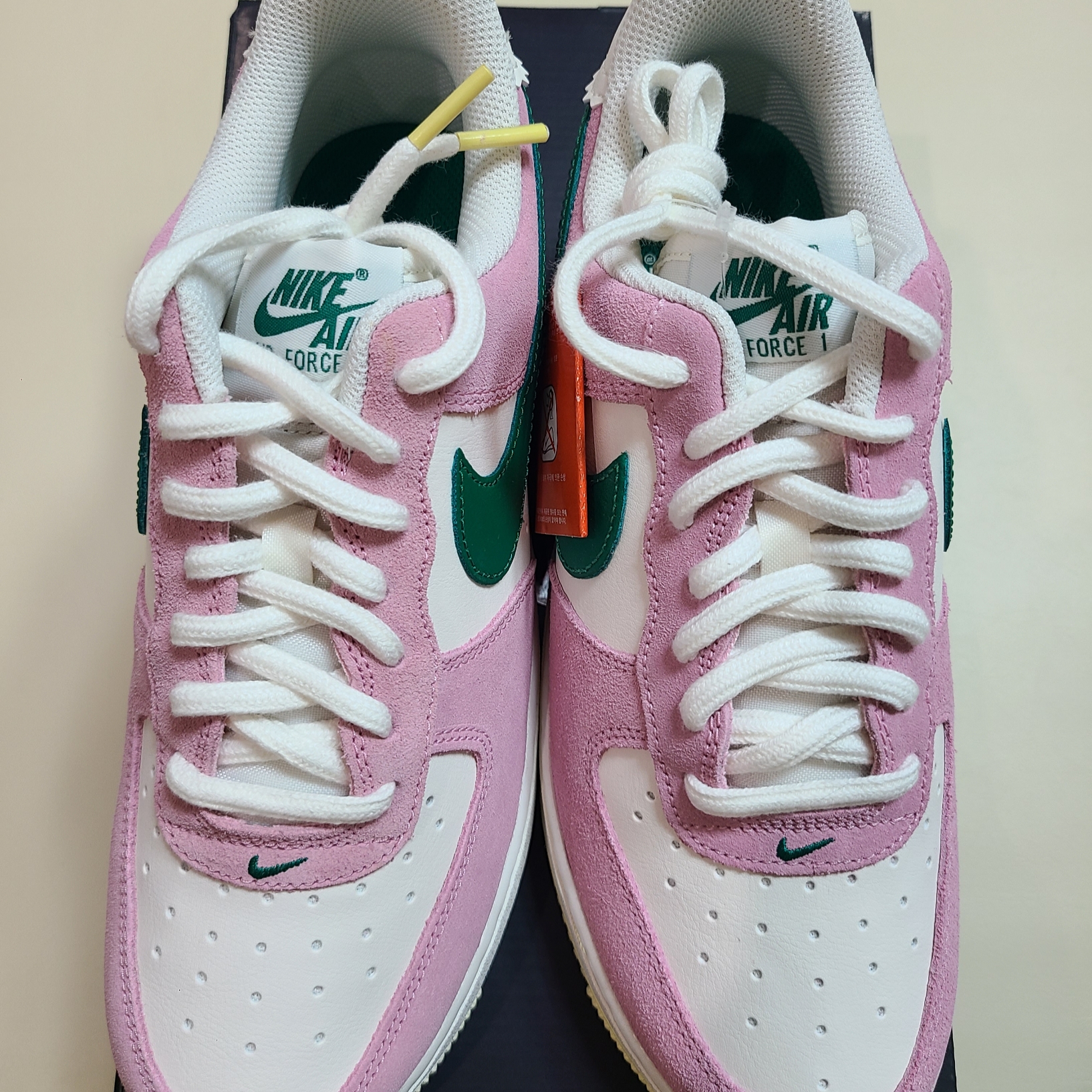 Nike Air Force 1 '07 Sail Medium Soft Pink 착용 스타일 - 2