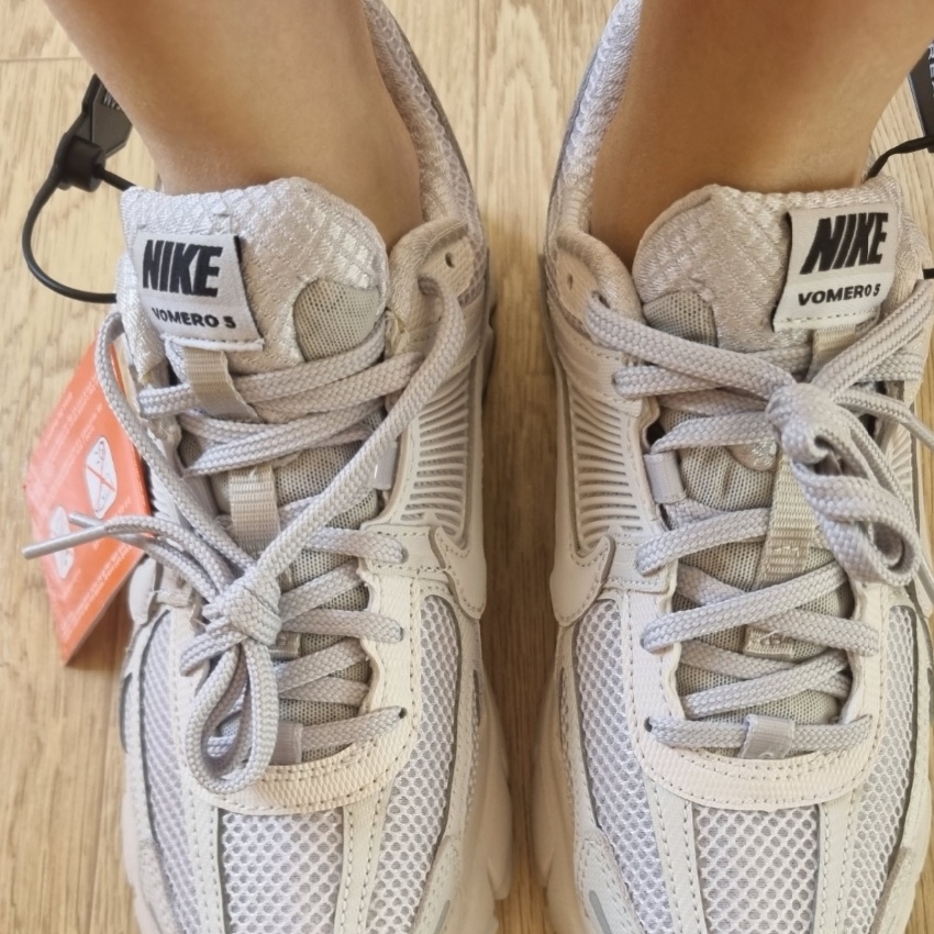 (W) Nike Zoom Vomero 5 White Vast Grey 착용 스타일