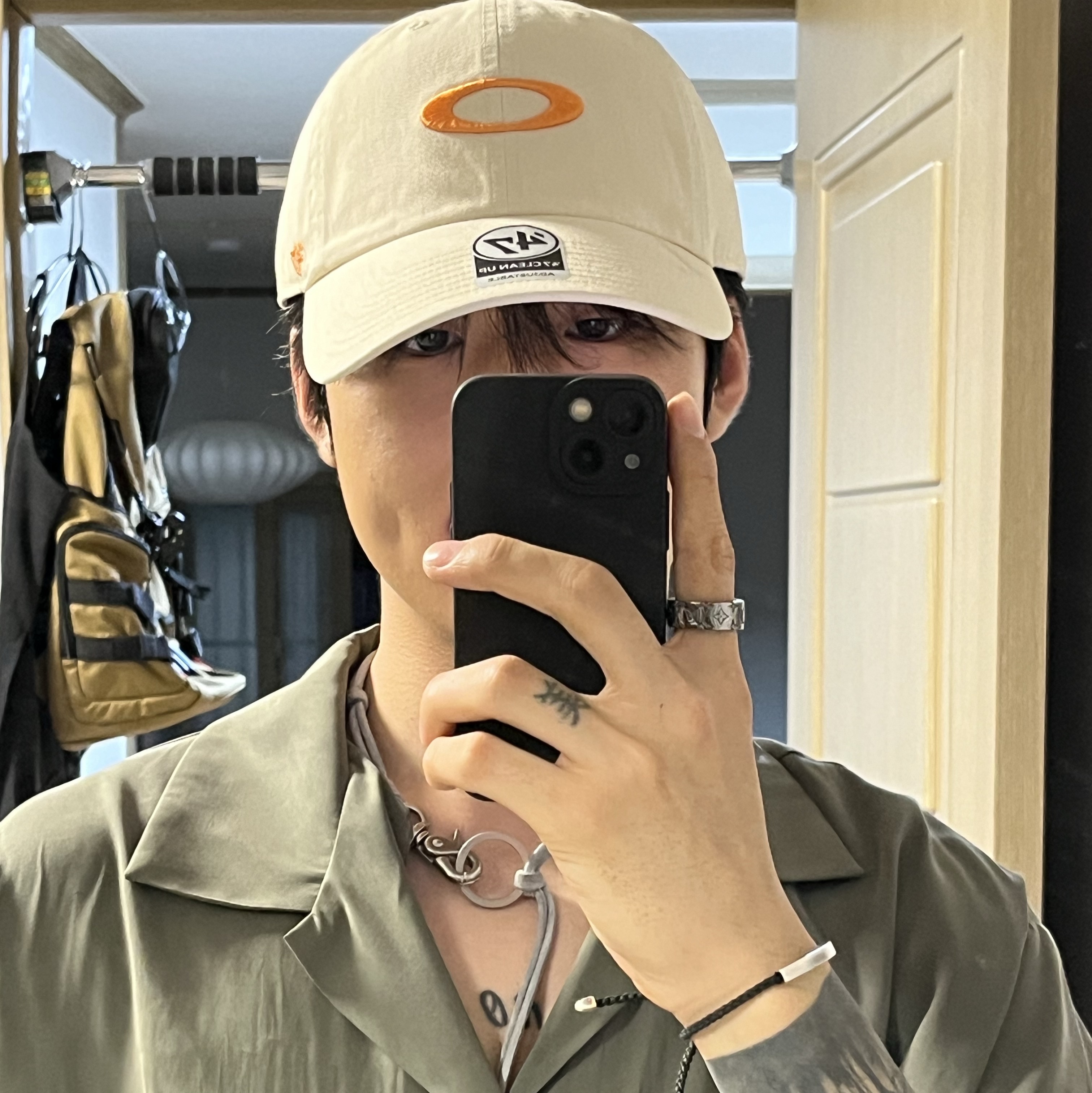 Arc'teryx Mantis 2 Waistpack 24K Black, Oakley Remix Dad Hat Blackout 착용 스타일 - 2