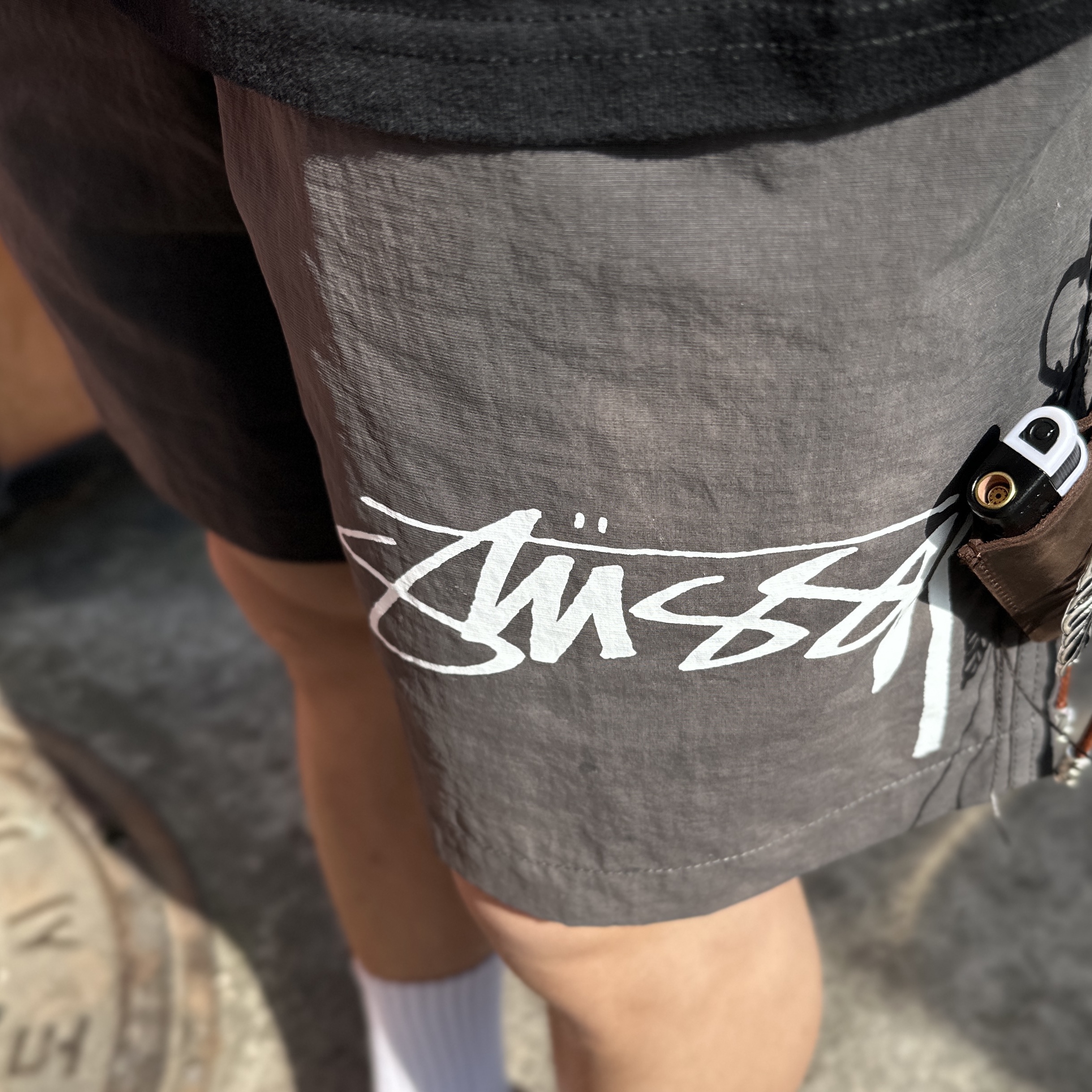 Stussy Wave Dye Nylon Shorts Black 착용 스타일 - 3