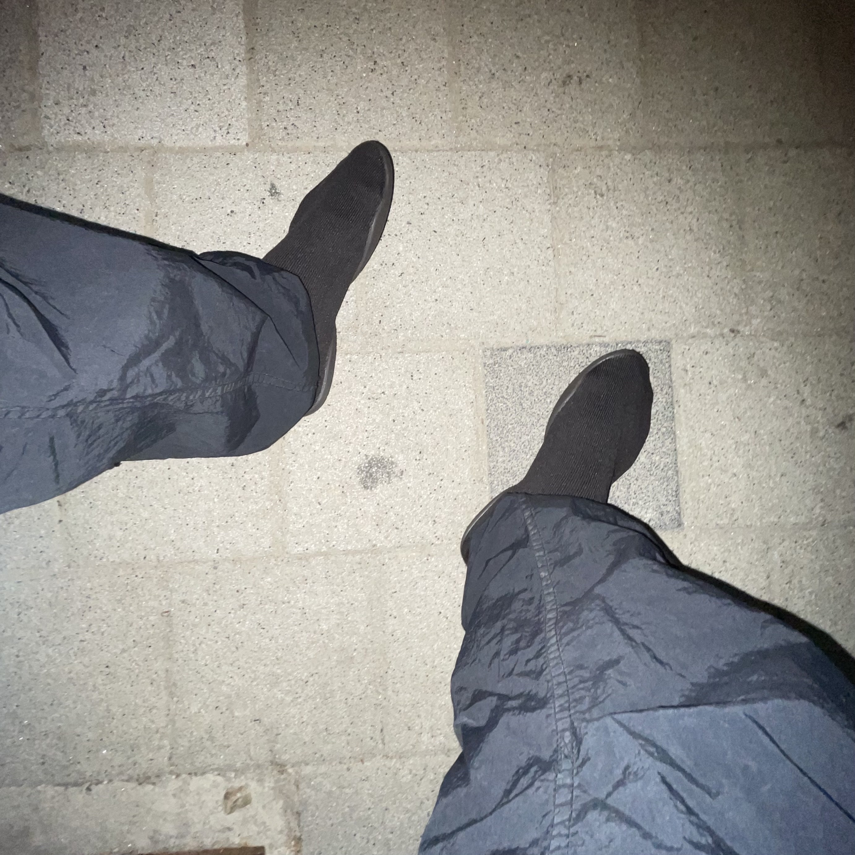 Yeezy YZY Pods Black 착용 스타일