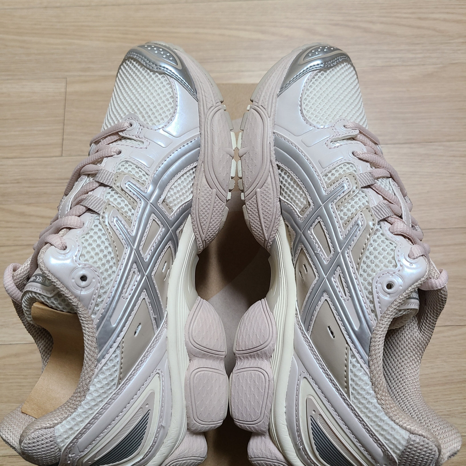 (W) Asics Gel-Nimbus 9 Cream Mineral Beige 착용 스타일 - 1
