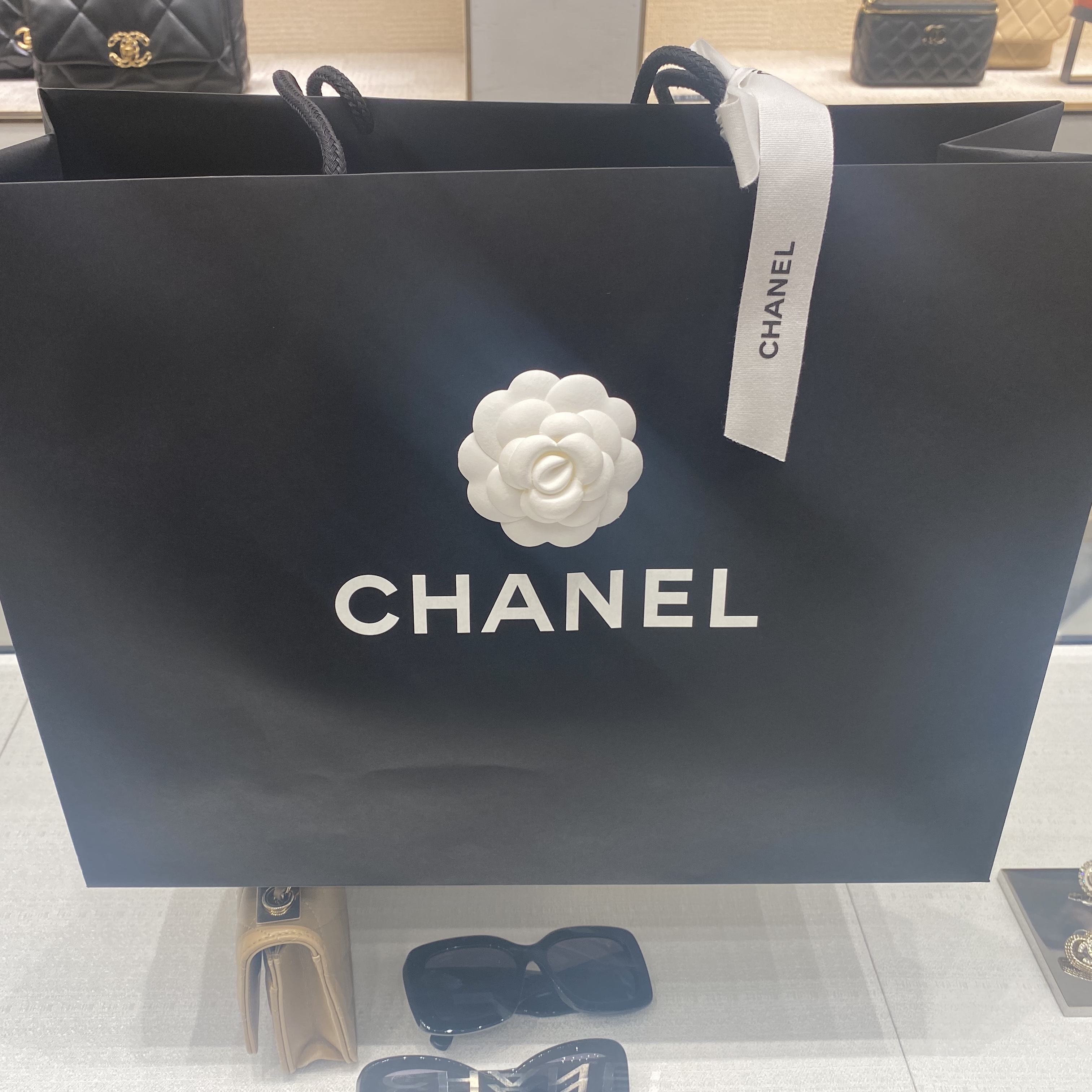 Chanel Small Flap Bag Shiny Lambskin Enamel & Gold Black 착용 스타일