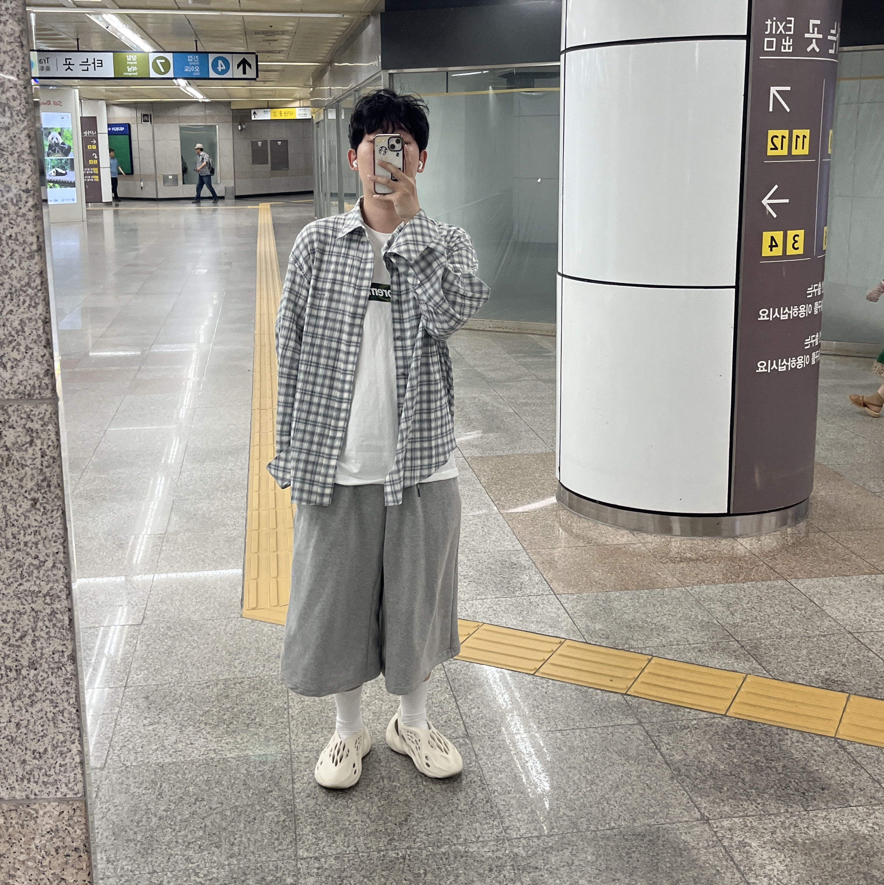 Supreme Box Logo T-Shirt White - 23FW, Adidas Yeezy Foam RNNR Sand 착용 스타일 - 1