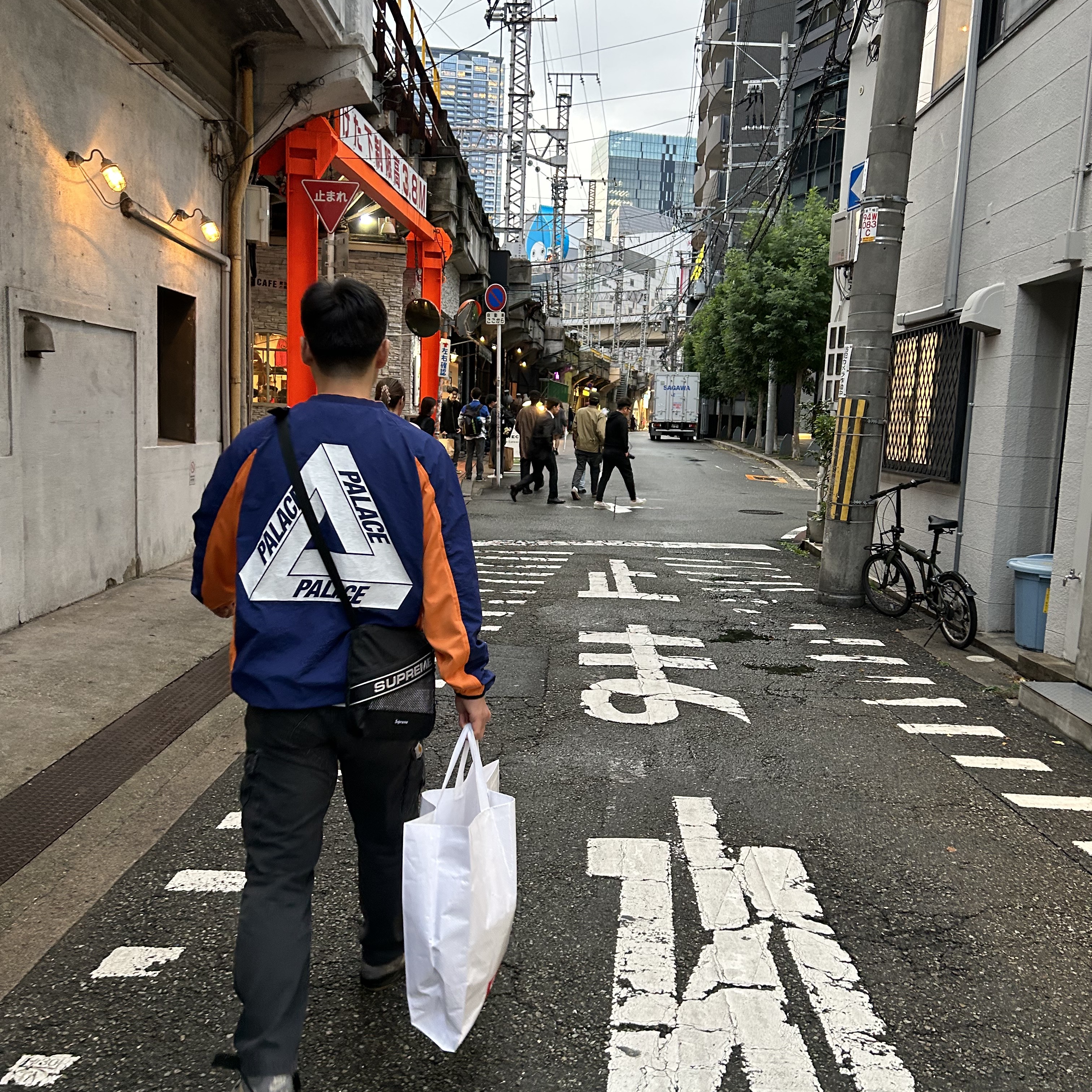 Supreme Shoulder Bag Black - 22FW, Palace Shell Pullover Jacket Navy - 22SS 착용 스타일