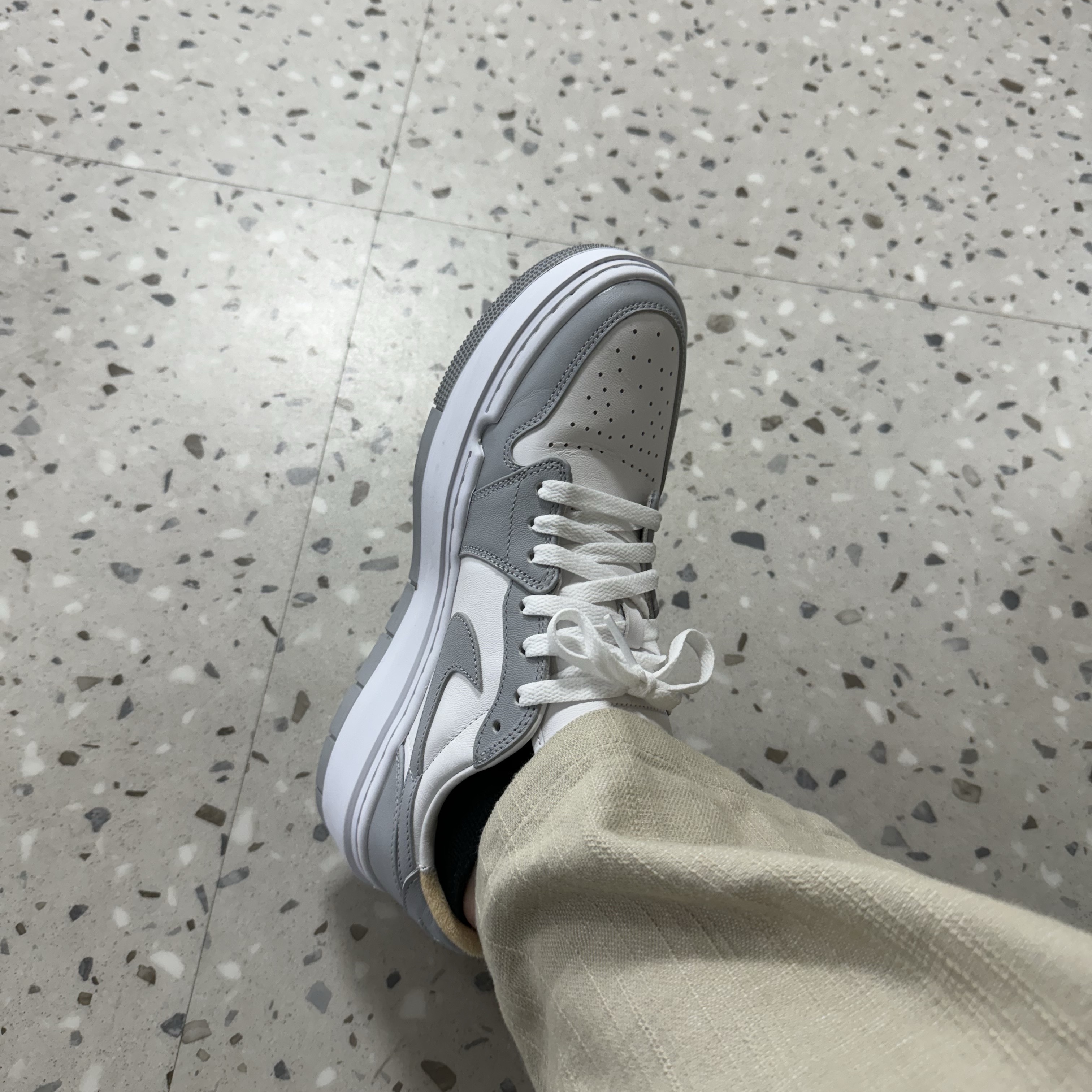(W) Jordan 1 Elevate Low White and Wolf Grey 착용 스타일 - 1
