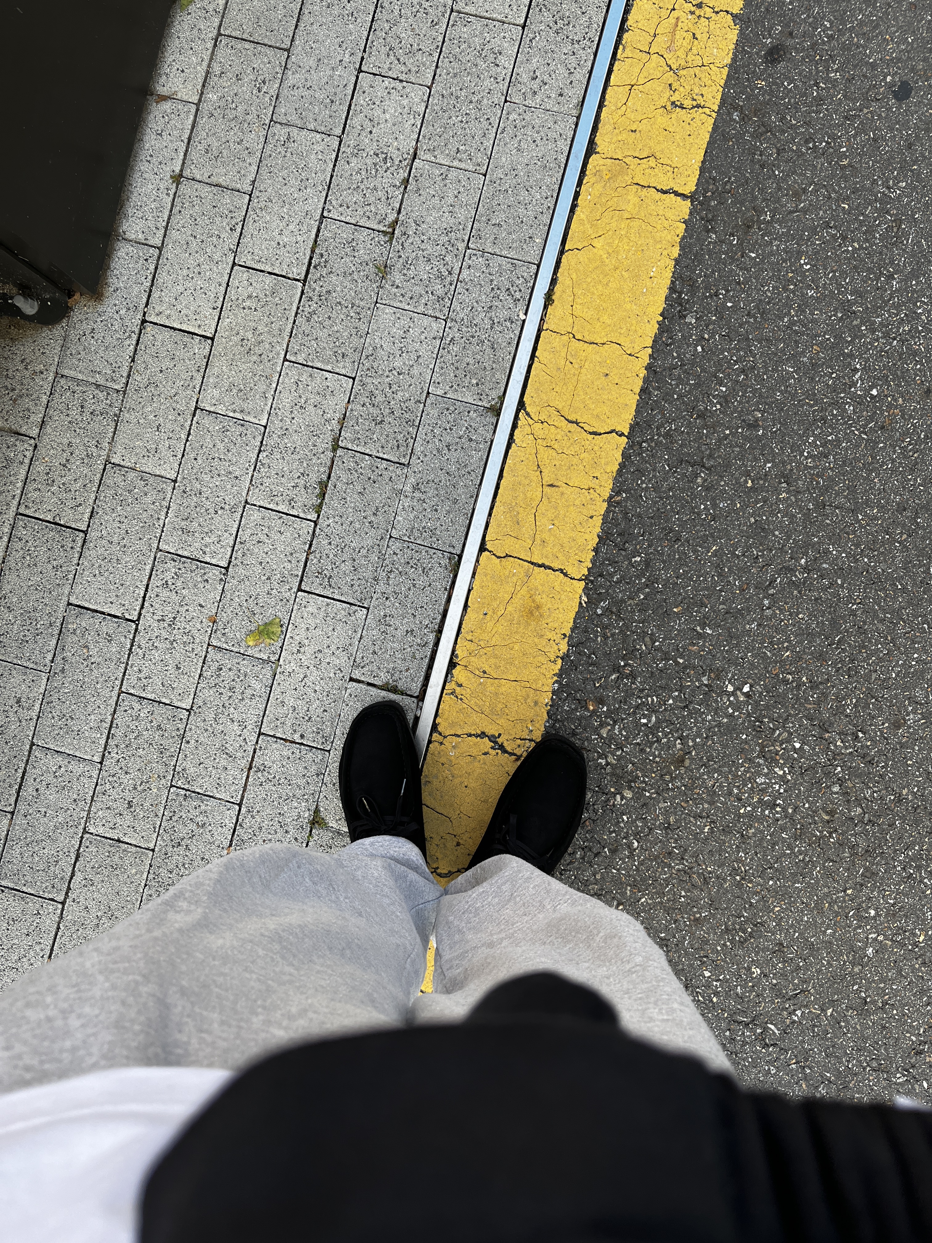 Clarks Wallabee Black Suede 착용 스타일 - 2