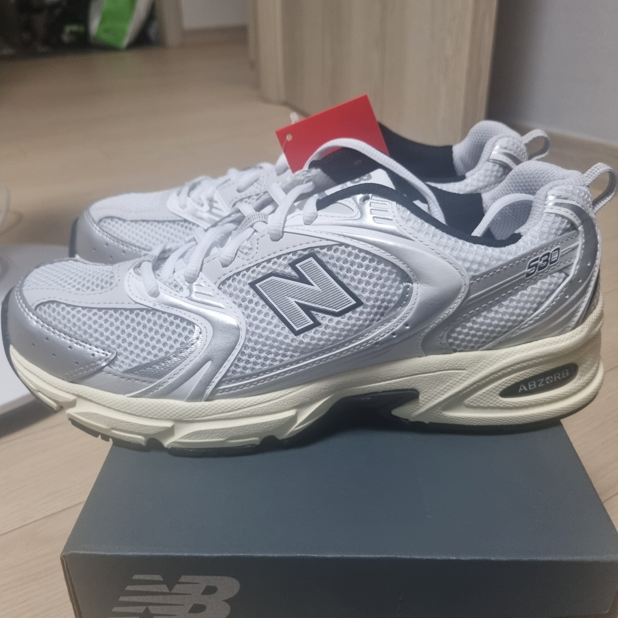 New Balance 530 Silver Cream 착용 스타일 - 2