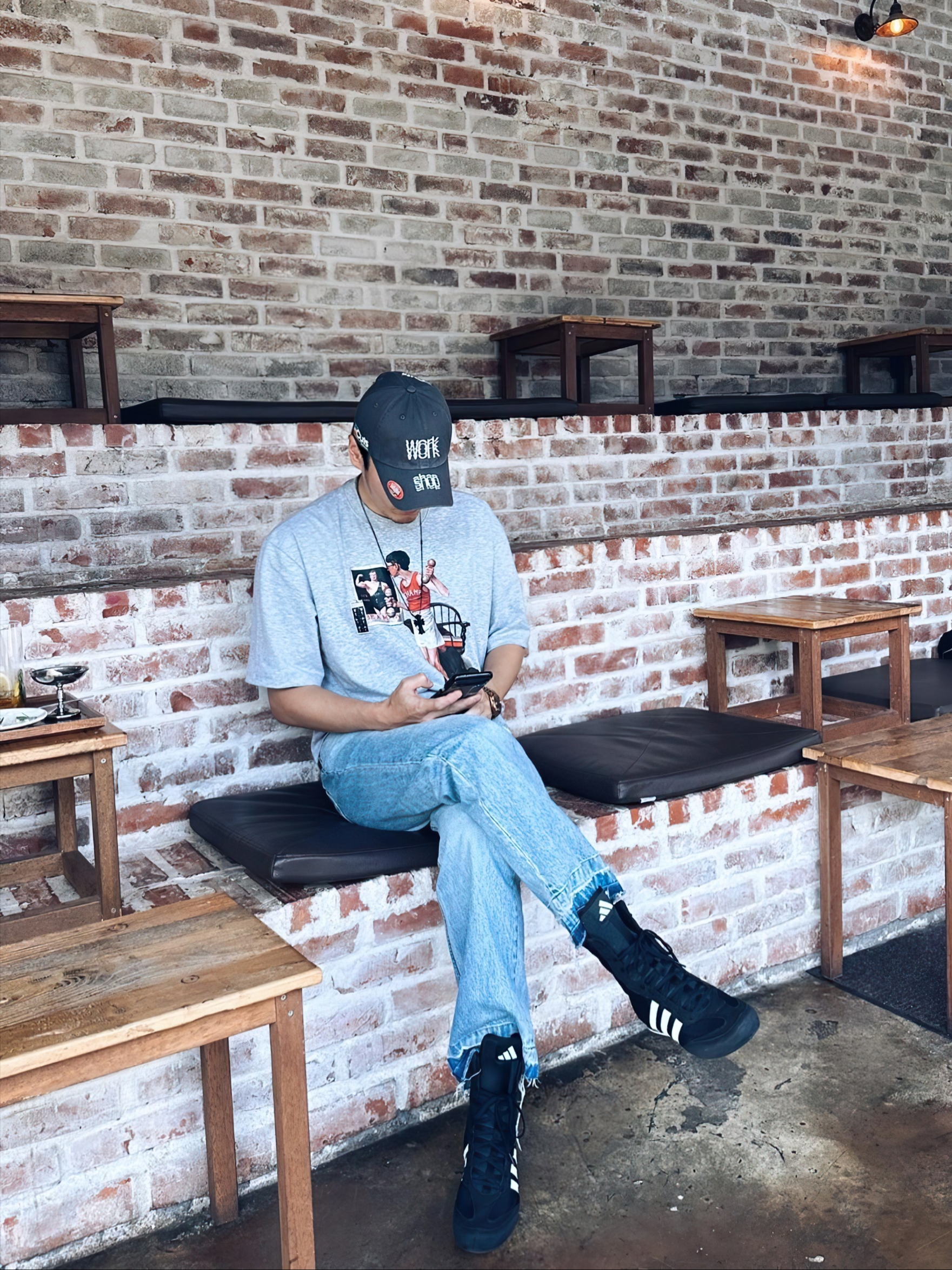 Adidas Box Hog 2.0 Boots Core Black Cloud White, Celine Wesley Jeans in Zuma Wash Denim Zuma Wash 착용 스타일 - 1