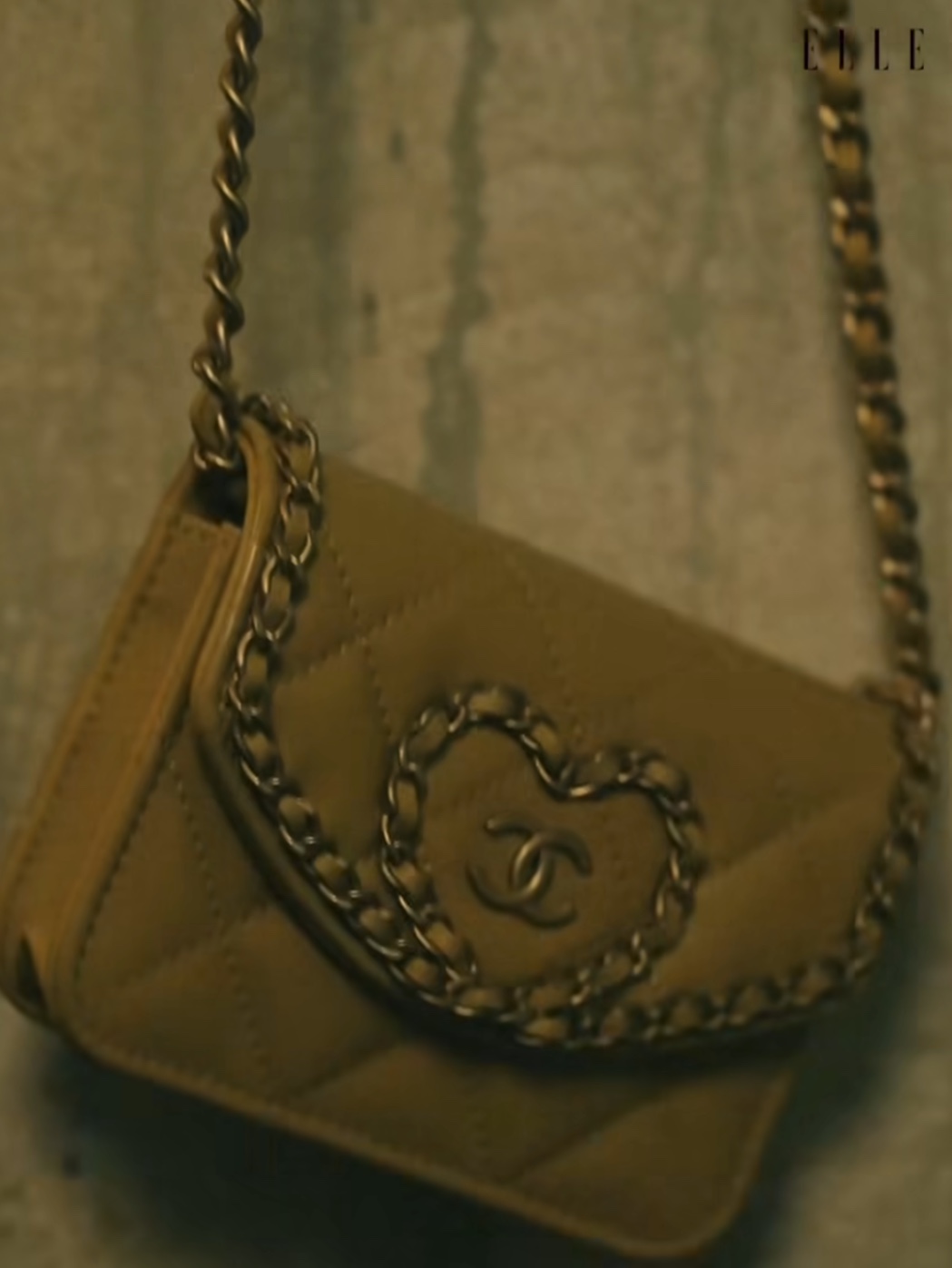 Chanel Wallet on Chain Patent Calfskin & Gold Black, Chanel Clutch with Chain Patent Crumpled Lambskin Shiny Lambskin & Gold Black 착용 스타일 - 7