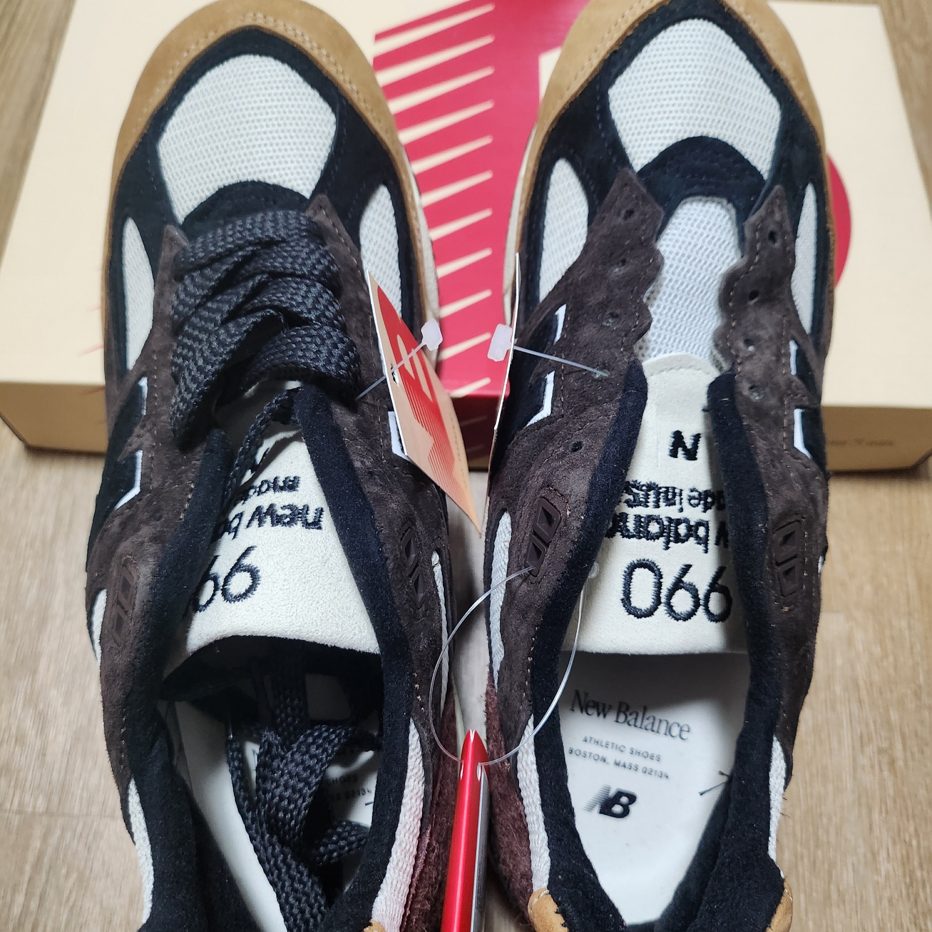 New Balance 990v2 Made in USA Brown Beige 착용 스타일