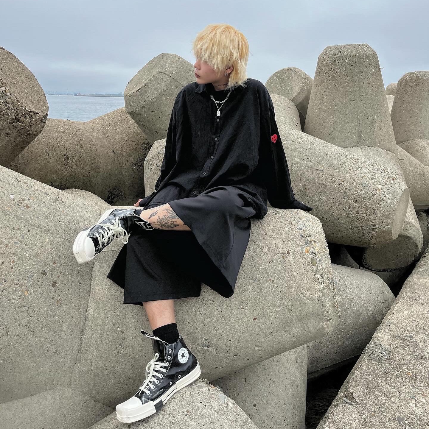 Converse x Drkshdw Turbodrk Chuck 70 Hi Black Lacquered Denim 착용 스타일 - 1