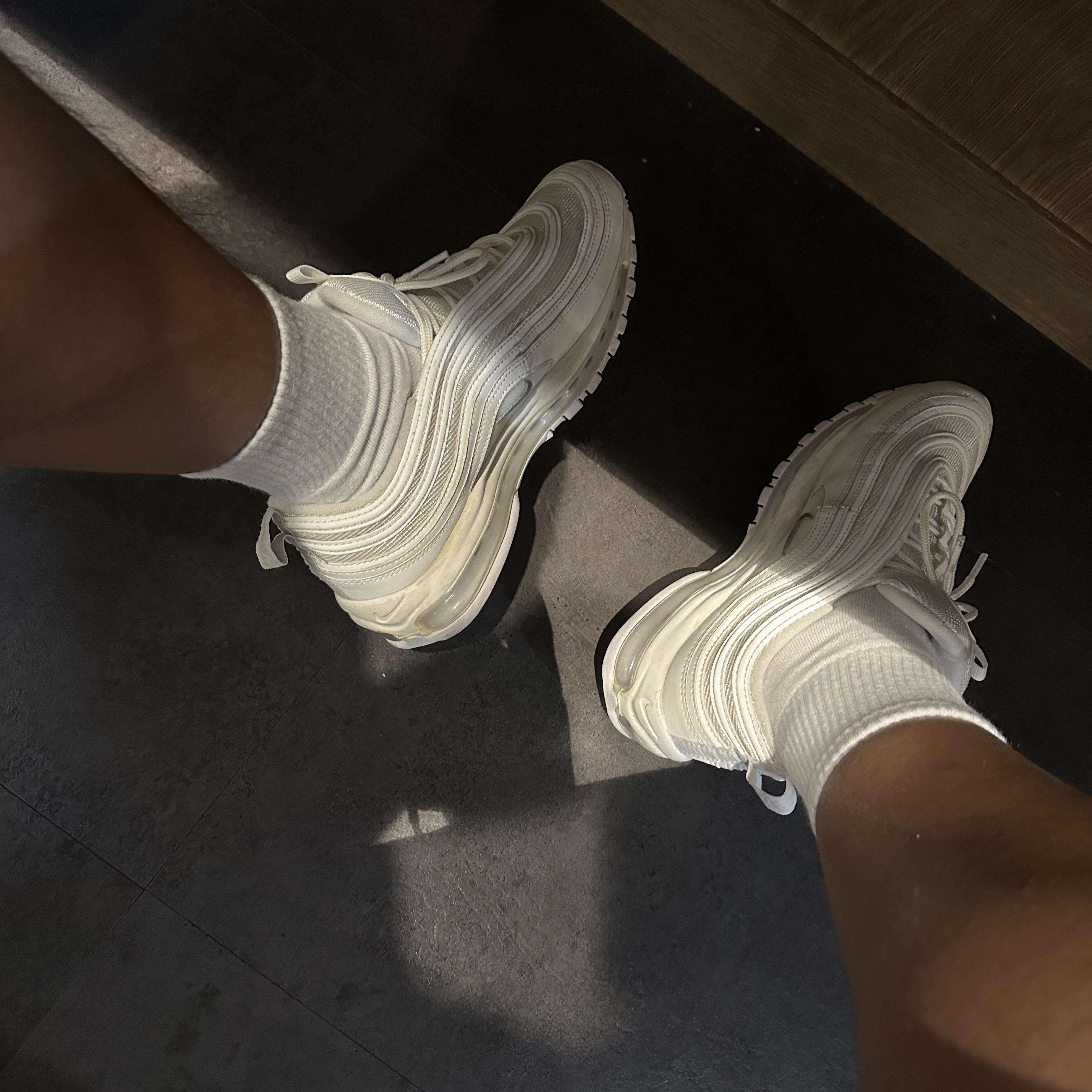 Nike Air Max 97 Triple White Wolf Grey 착용 스타일