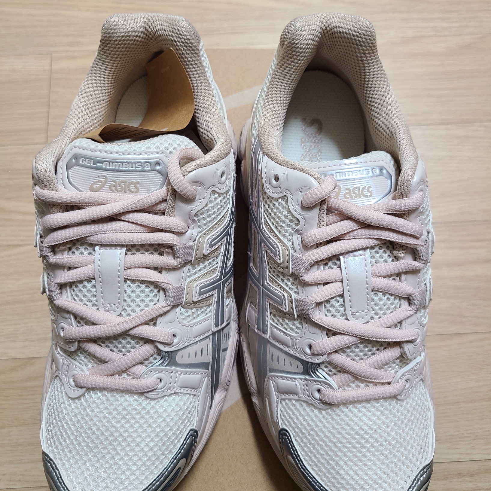 (W) Asics Gel-Nimbus 9 Cream Mineral Beige 착용 스타일 - 2