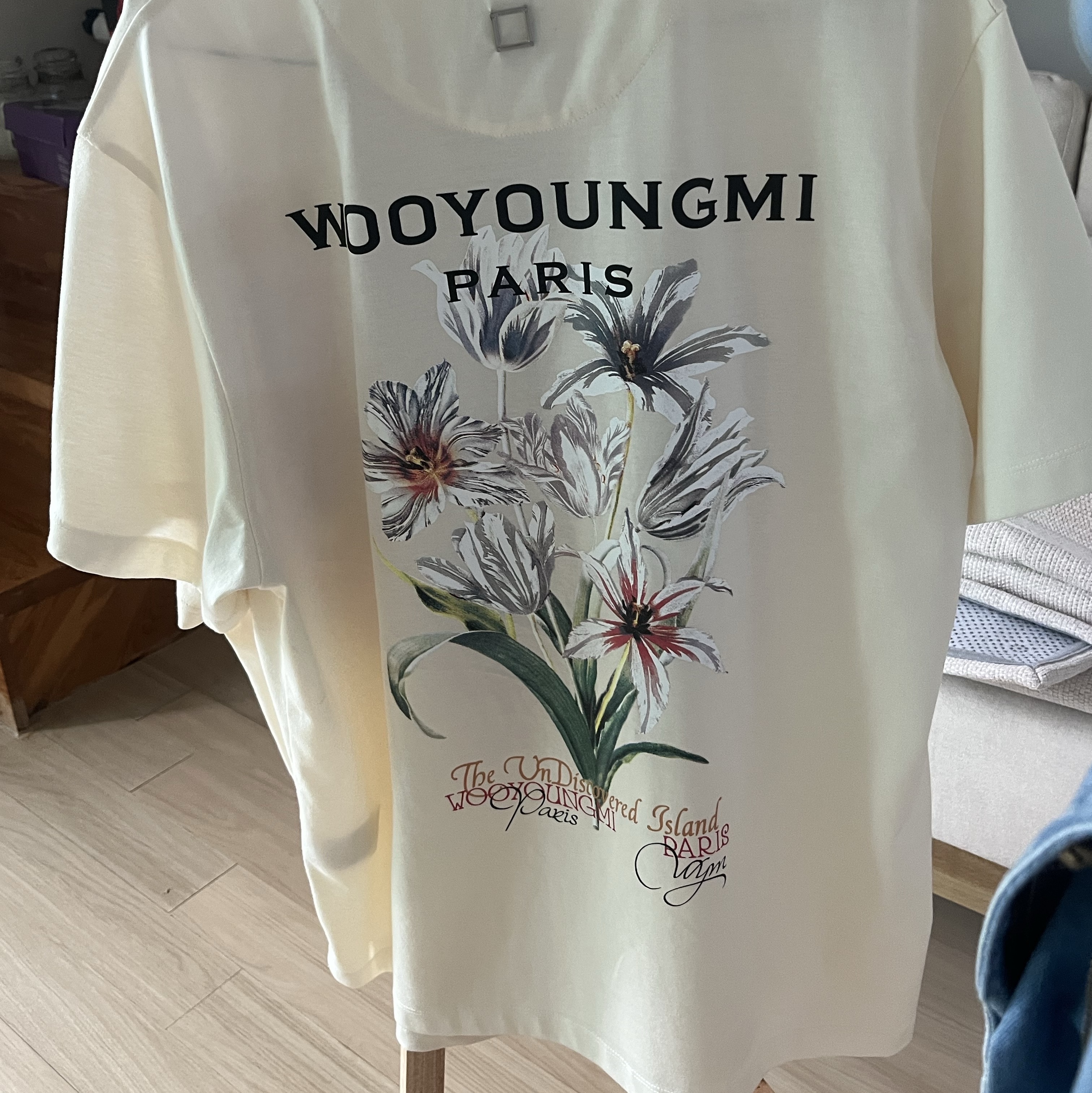 Wooyoungmi Flower Back Logo T-Shirt Ivory - 24SS 착용 스타일