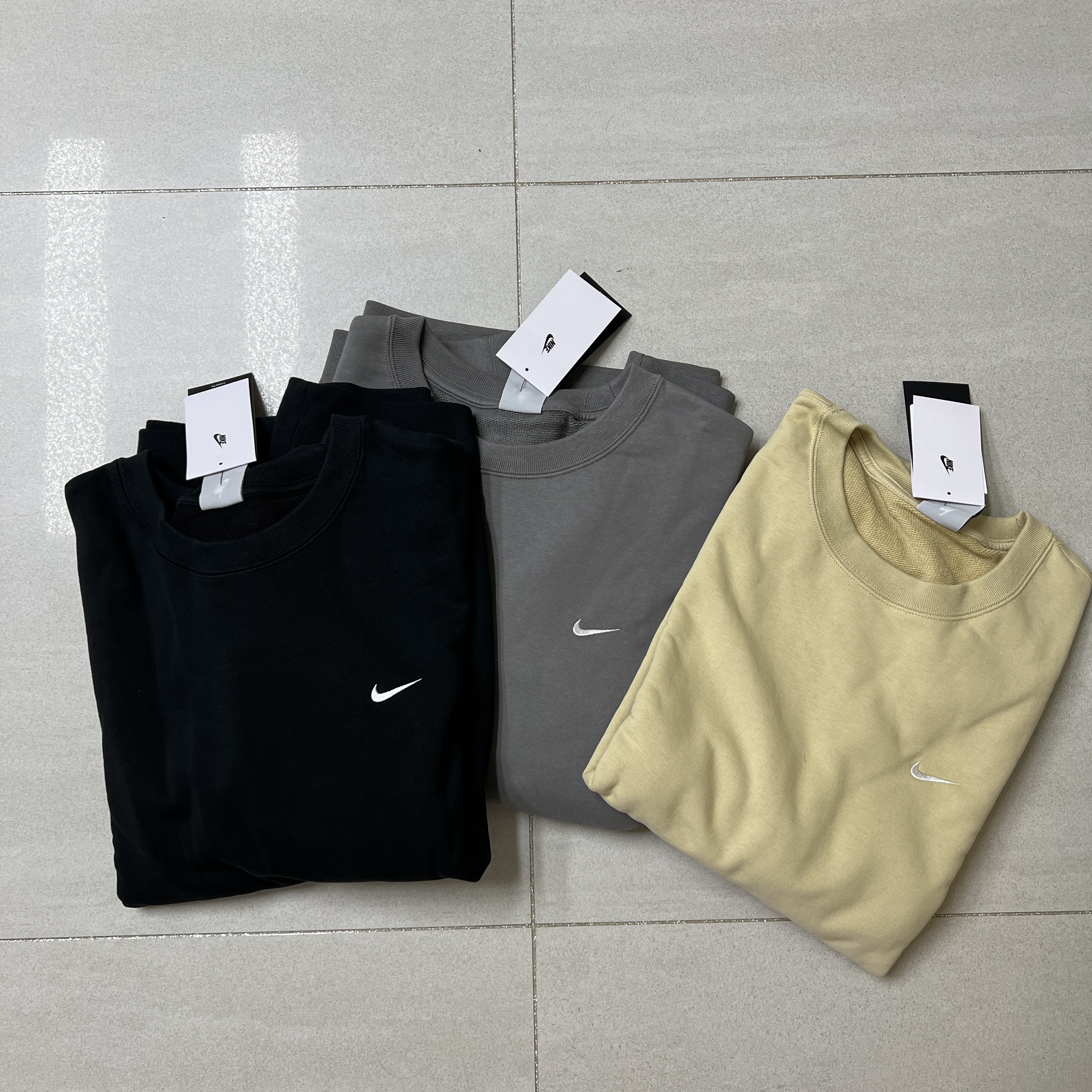 Nike Solo Swoosh French Terry Crew Black - Asia, Nike Solo Swoosh French Terry Crew Flat Pewter - Asia 착용 스타일