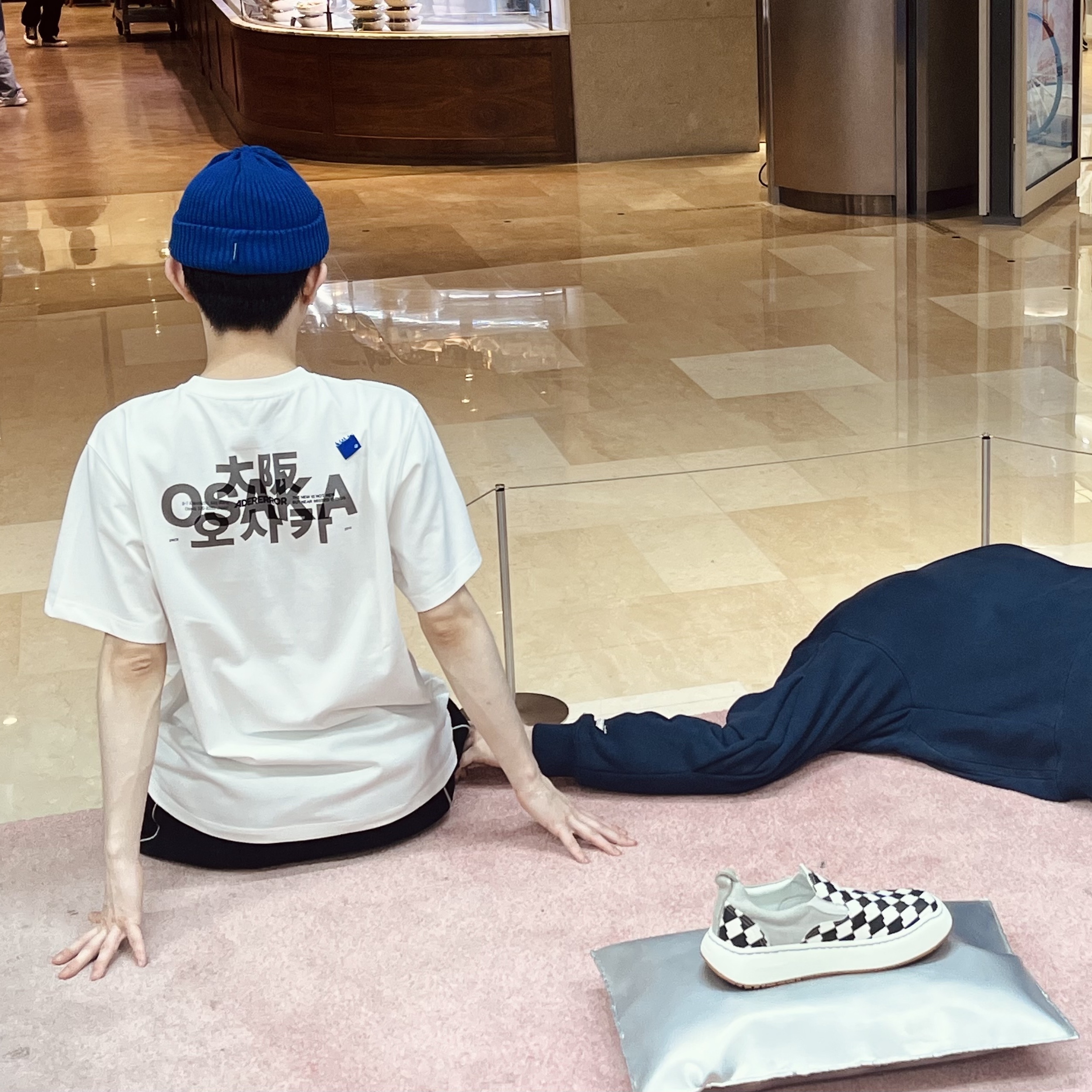 Ader Error Osaka Pop-Up 0101 T-Shirt Off White 착용 스타일