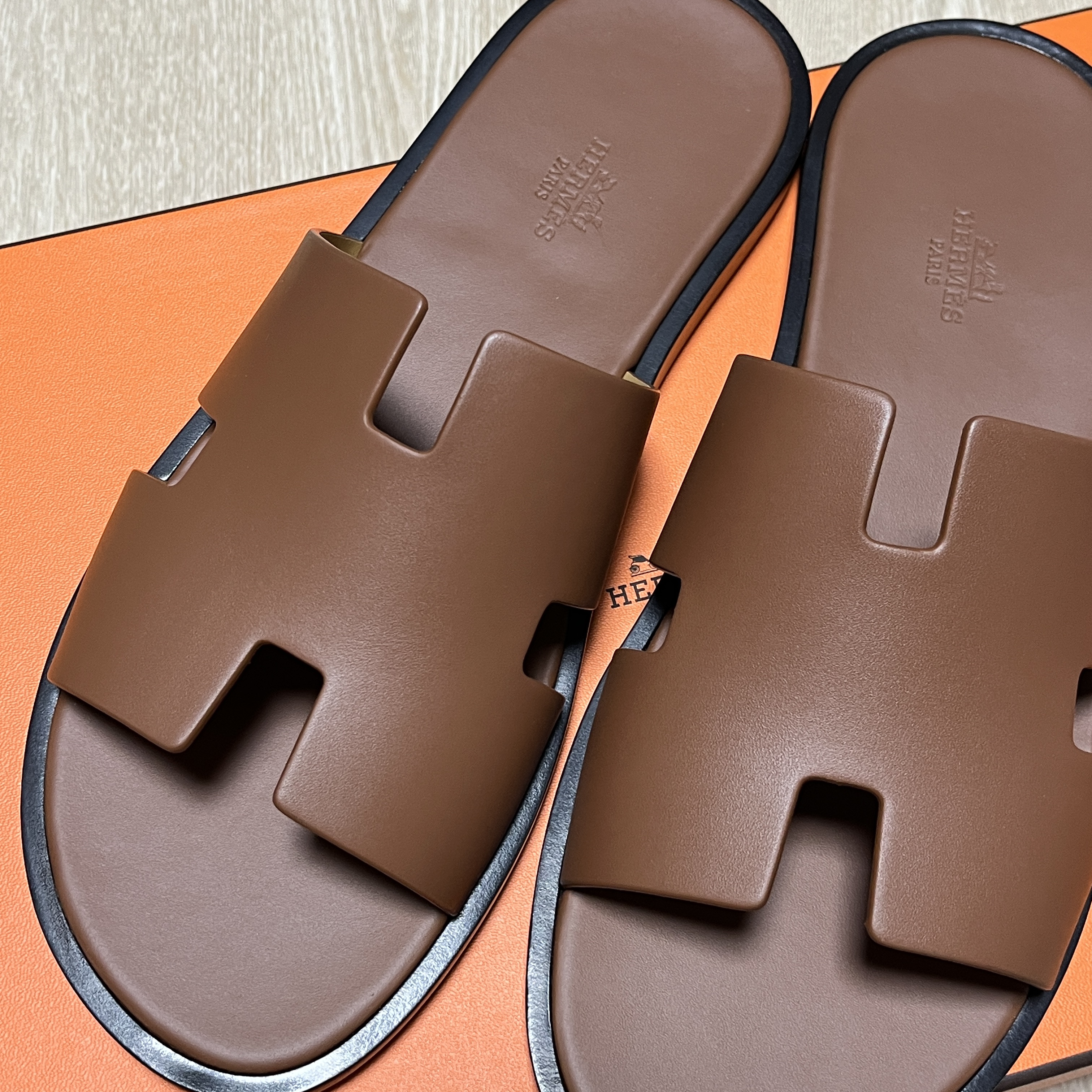 Hermes Izmir Sandal Calfskin & Gold 착용 스타일