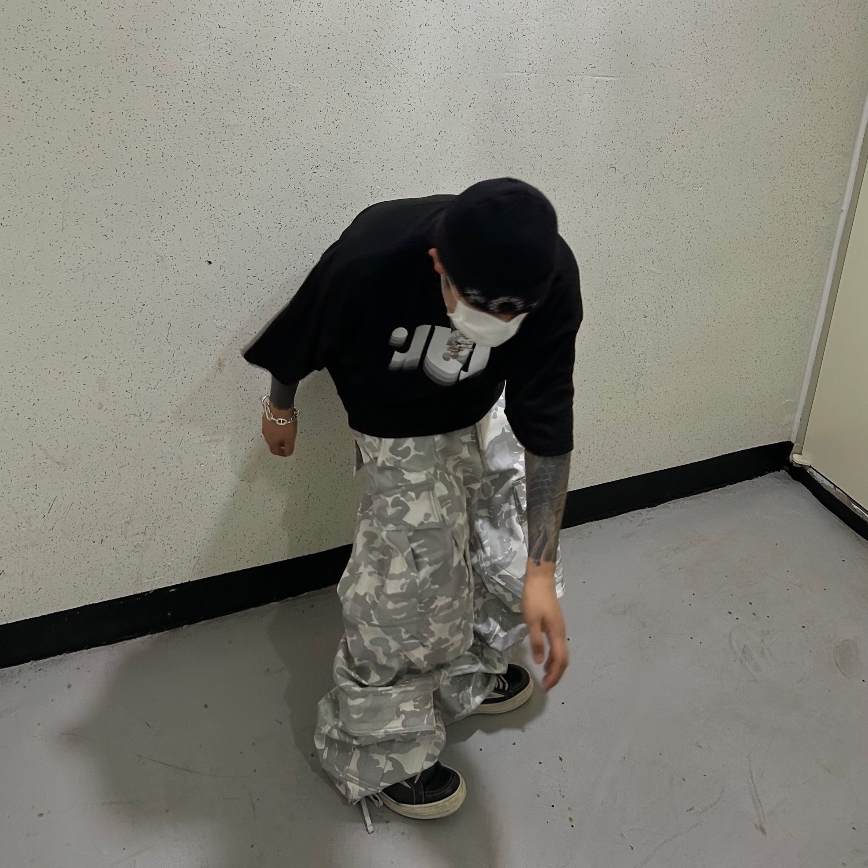Farfromwhat Far Camo Cargo Pants Green, Chrome Hearts Horseshoe Beanie Black 착용 스타일 - 2