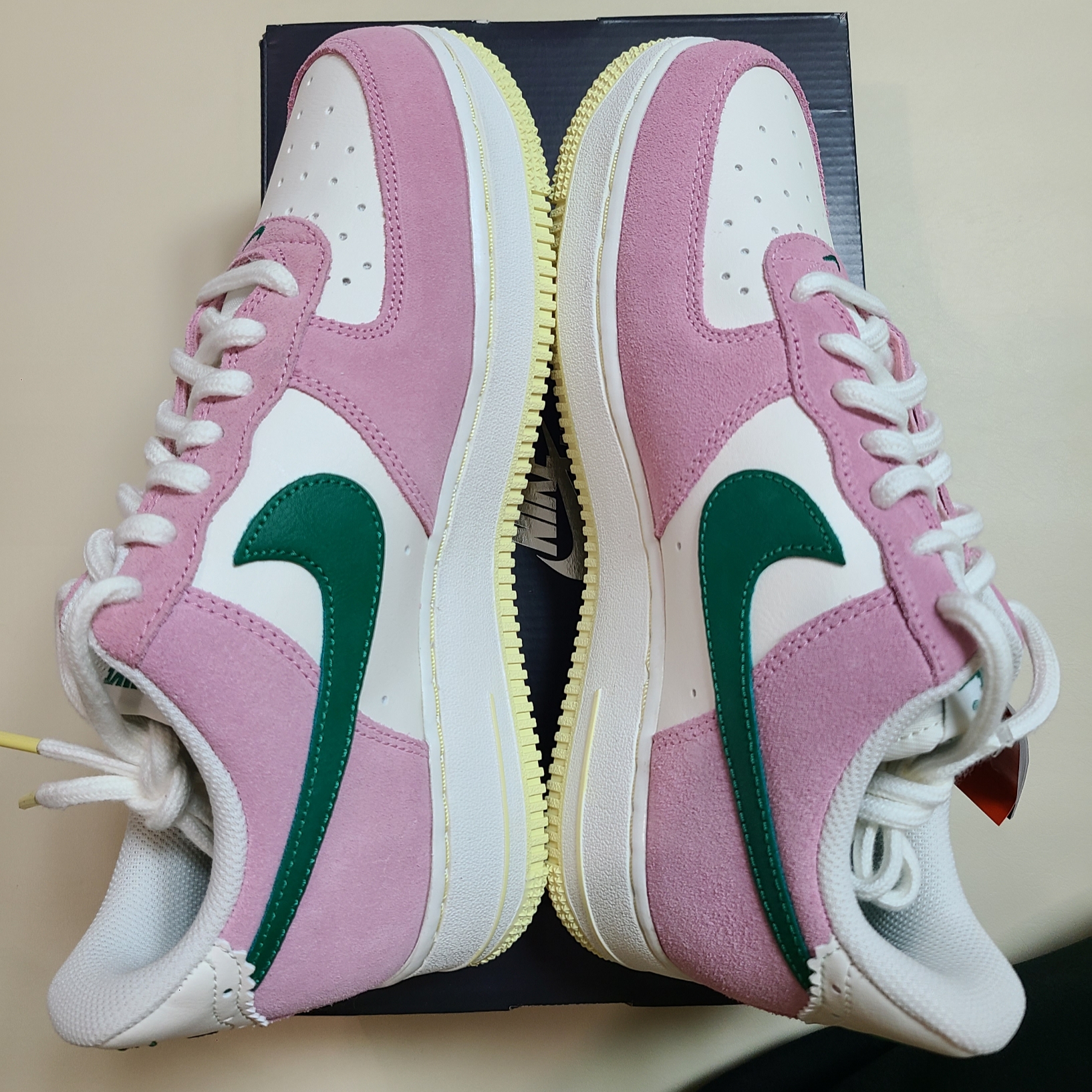 Nike Air Force 1 '07 Sail Medium Soft Pink 착용 스타일 - 1