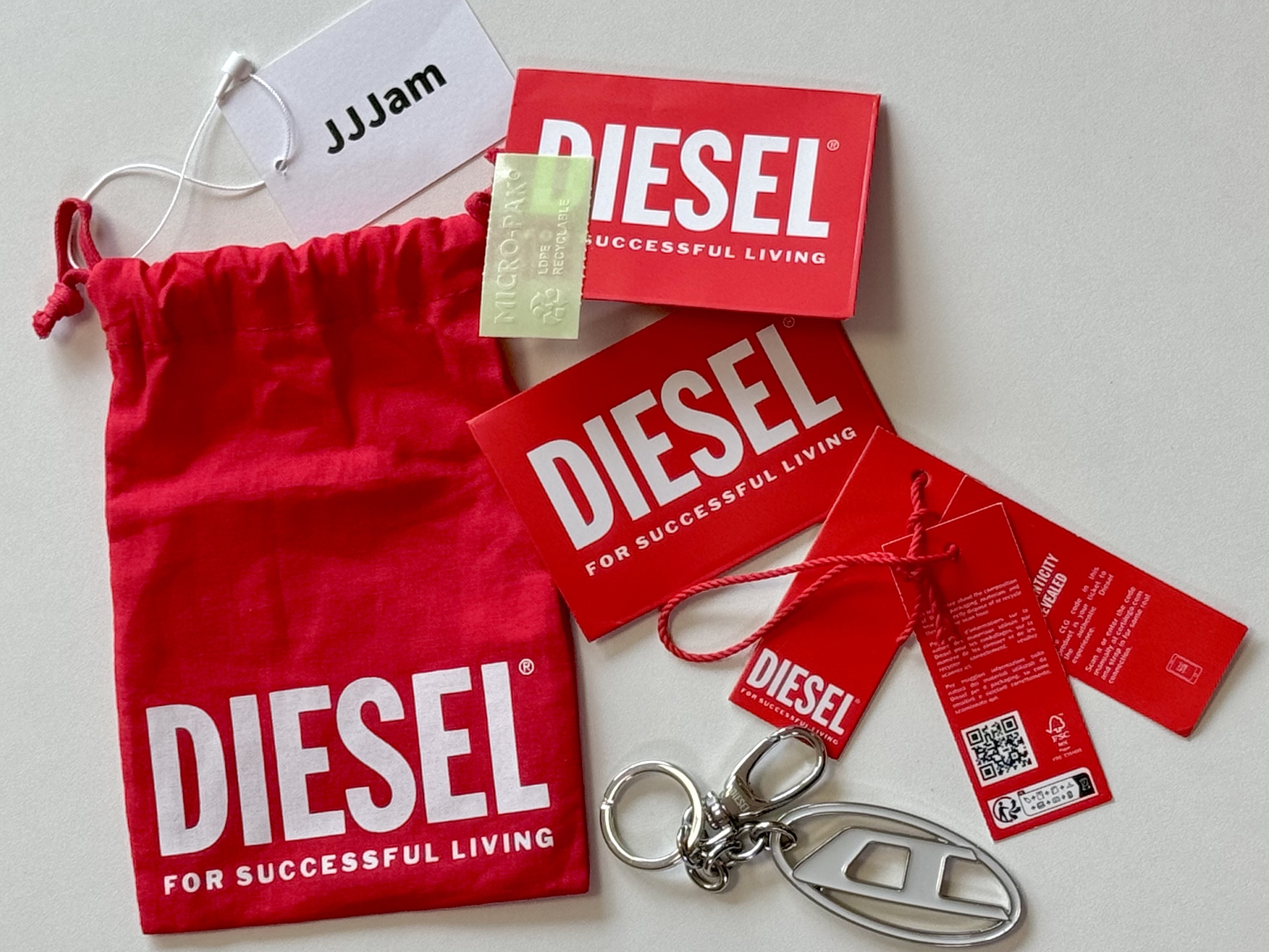 Diesel Holy B Logo Keyring Silver 착용 스타일