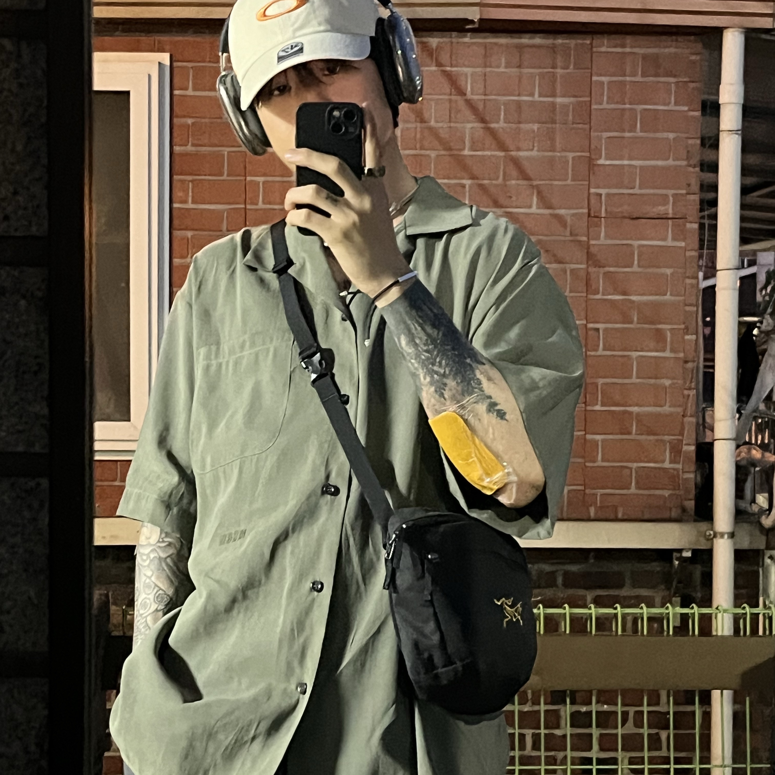 Arc'teryx Mantis 2 Waistpack 24K Black, Oakley Remix Dad Hat Blackout 착용 스타일 - 1