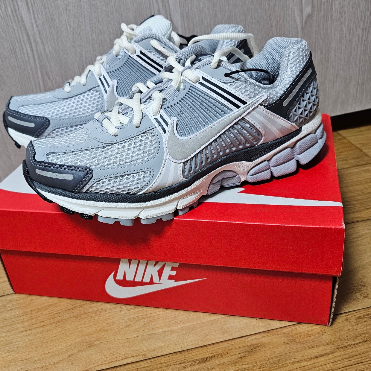 (W) Nike Zoom Vomero 5 Pure Platinum Metallic Silver 착용 스타일 - 3