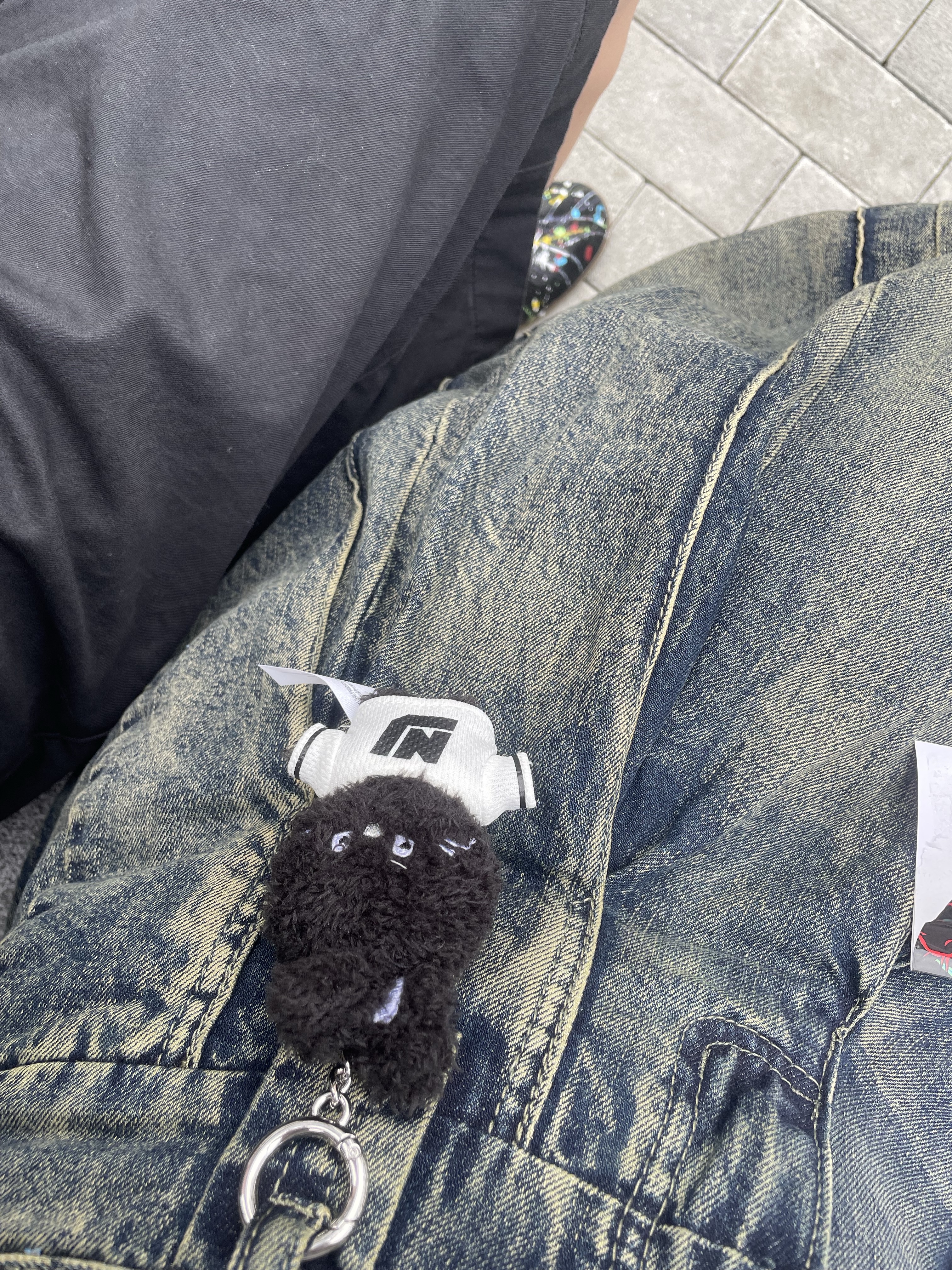 NewJeans Bunini Mini Costume Keyring Black, Maison Margiela Replica Paint Drop Sneakers Black 착용 스타일 - 2