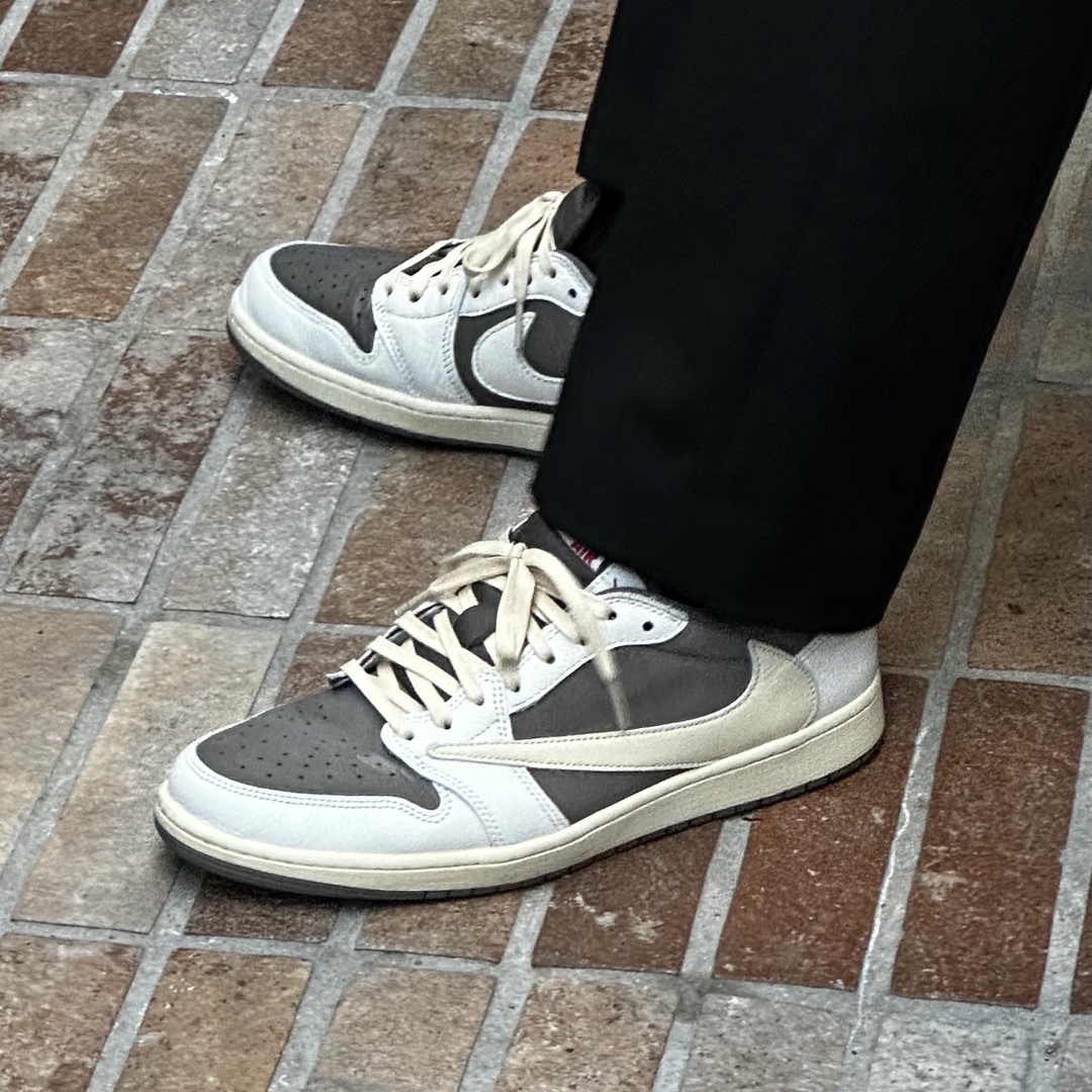 Jordan 1 x Travis Scott Retro Low OG SP Sail and Ridgerock 착용 스타일