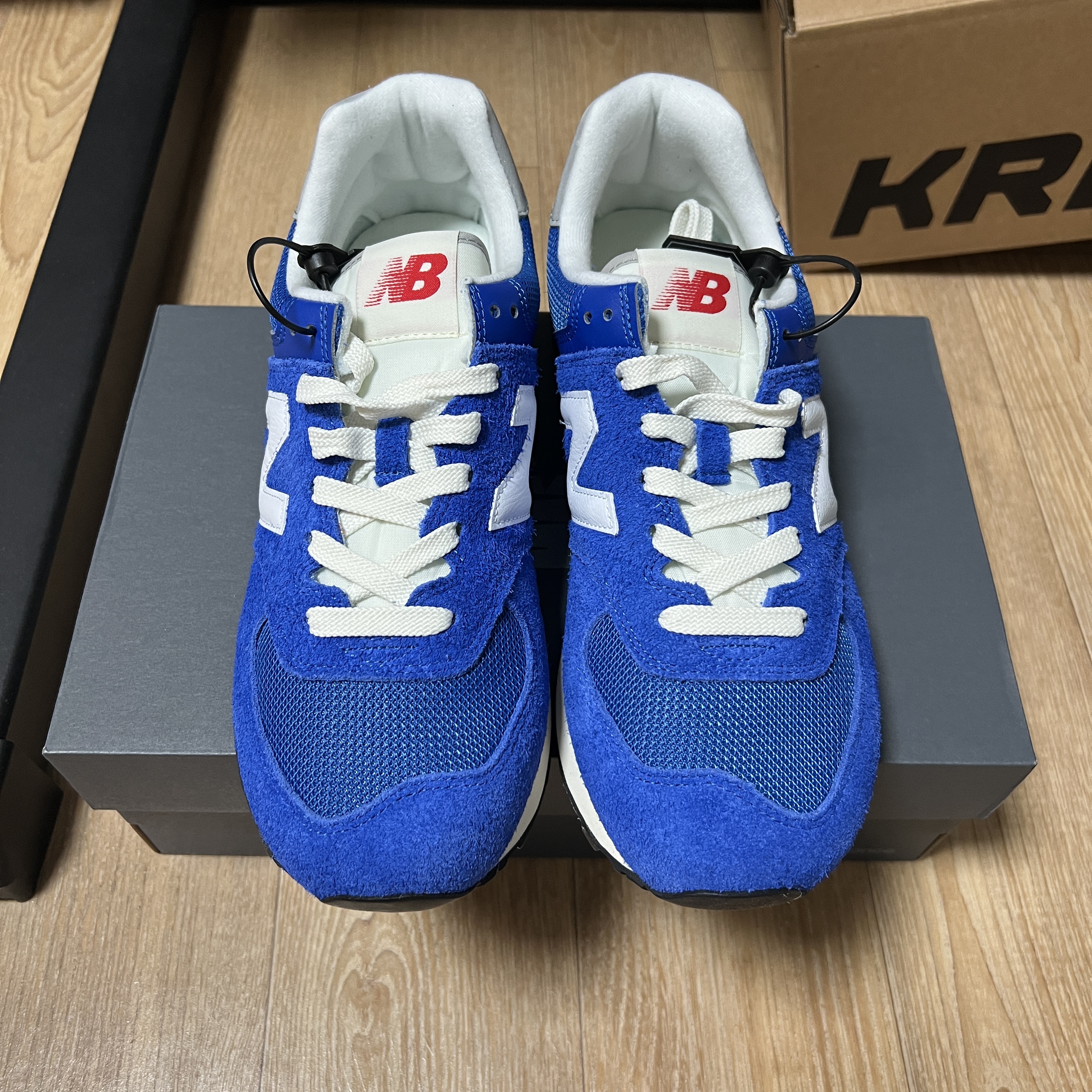 New Balance 574 Heritage Blue White 착용 스타일 - 1