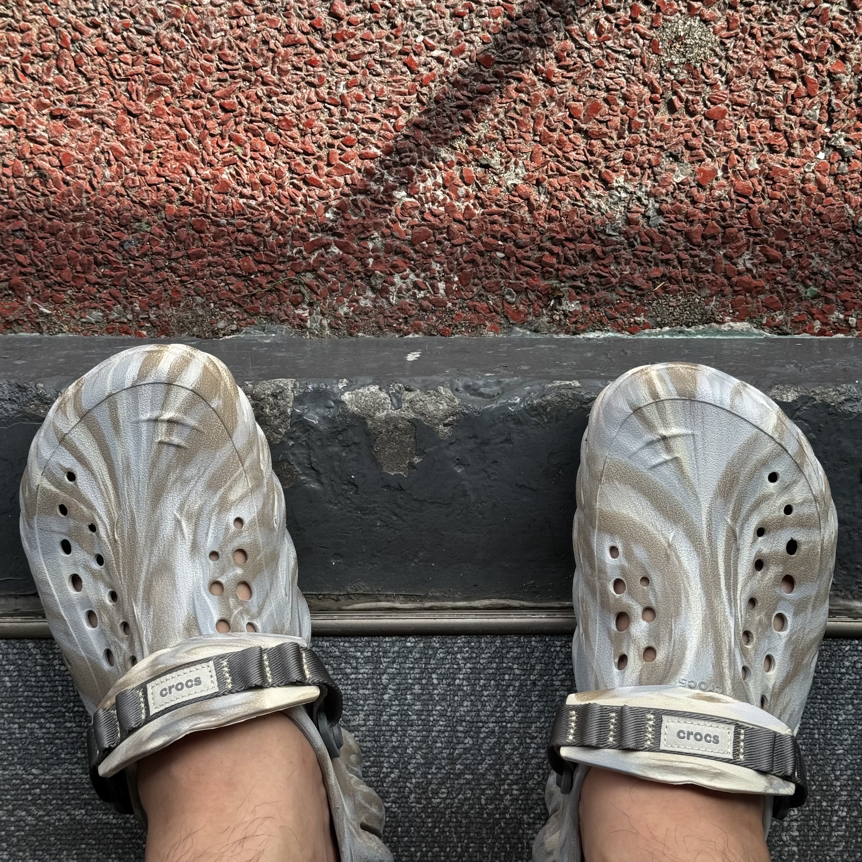 Crocs Echo Marbled Clog Bone Multi 착용 스타일