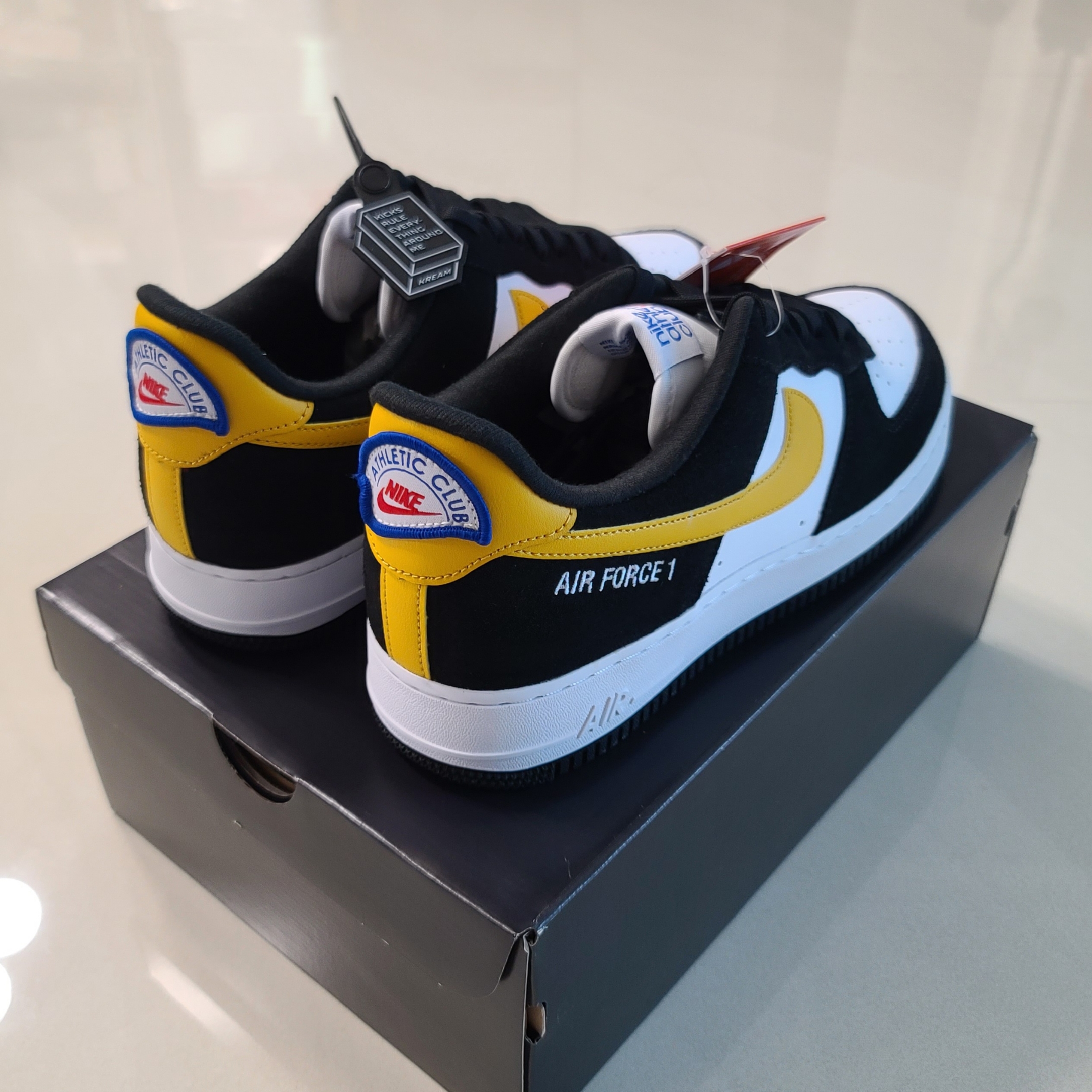 Nike Air Force 1 '07 LV8 Athletic Club Black Dark Sulfur 착용 스타일 - 2