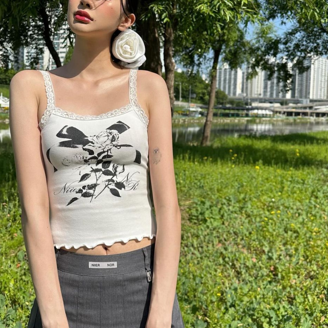 NIIER NOR Lace Sleeveless White, NIIER NOR Lace Sleeveless Black 착용 스타일