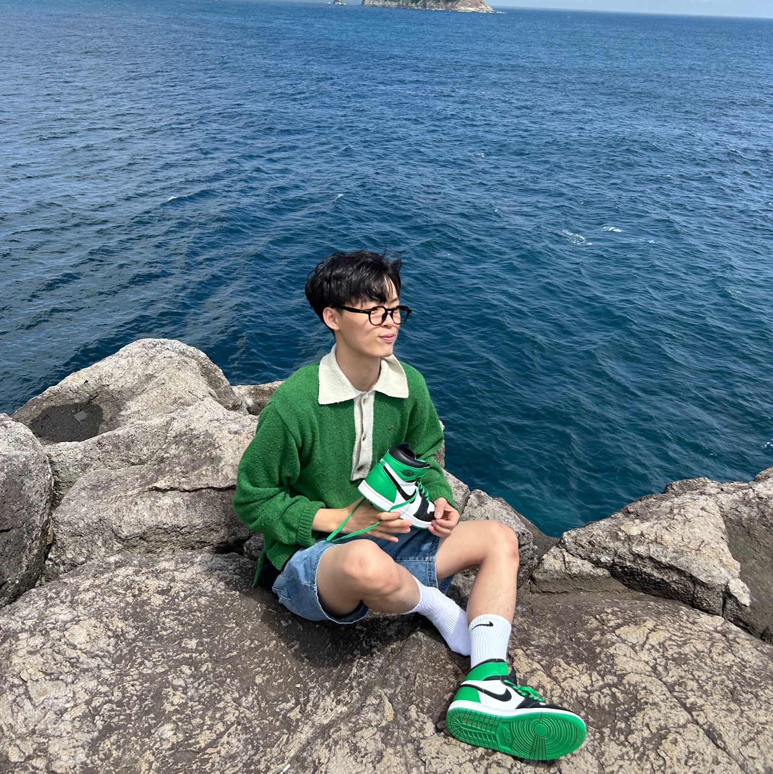 Jordan 1 Retro High OG Black and Lucky Green 착용 스타일 - 1