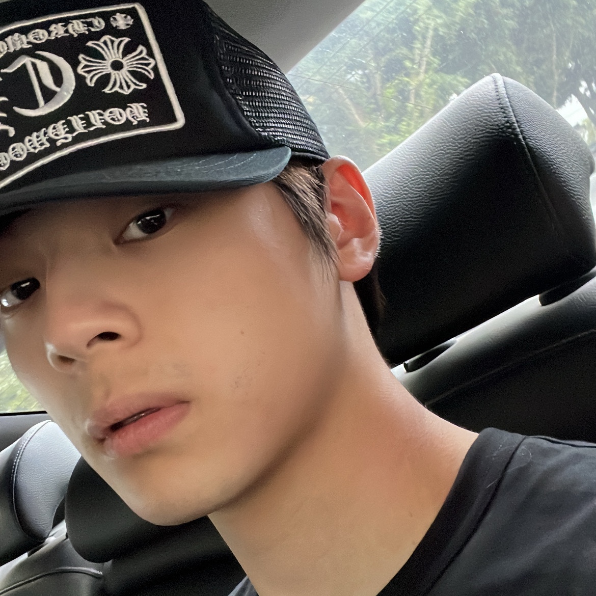 Chrome Hearts CH Hollywood Trucker Hat Black, Essentials Crewneck T-Shirt Jet Black - 24SS 착용 스타일 - 1