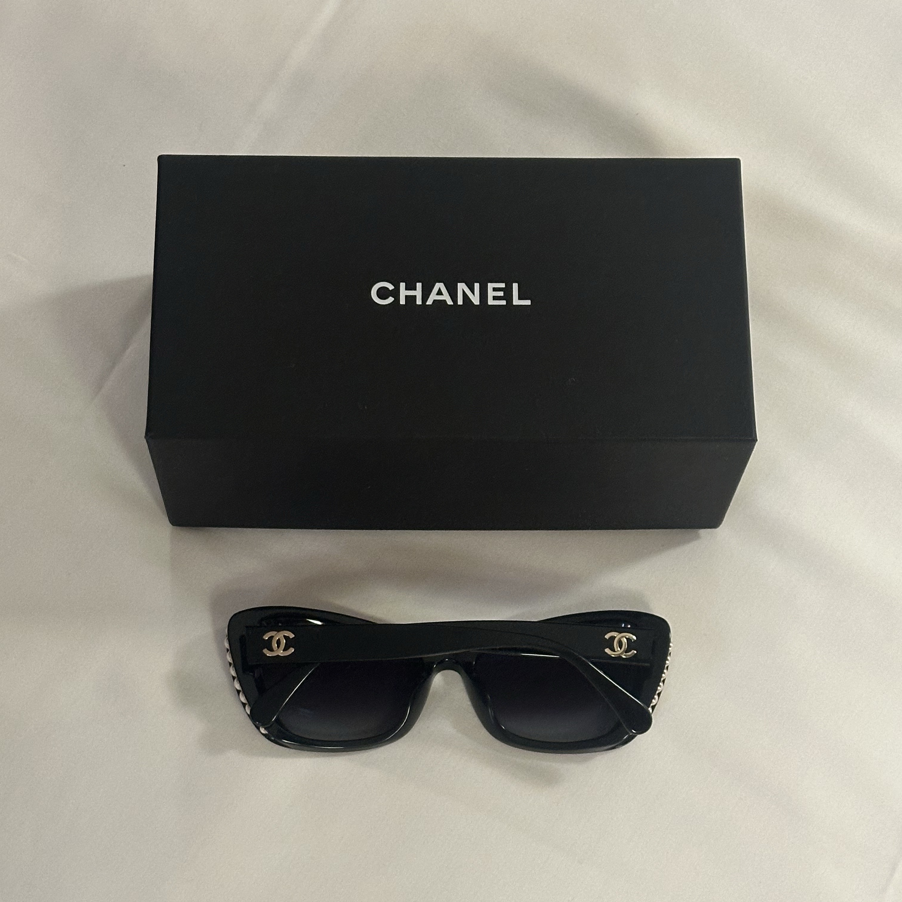 Chanel Cat Eye Sunglasses Acetate Glass Pearls & White Frame Grey Gradient Lenses International FIt 착용 스타일 - 1