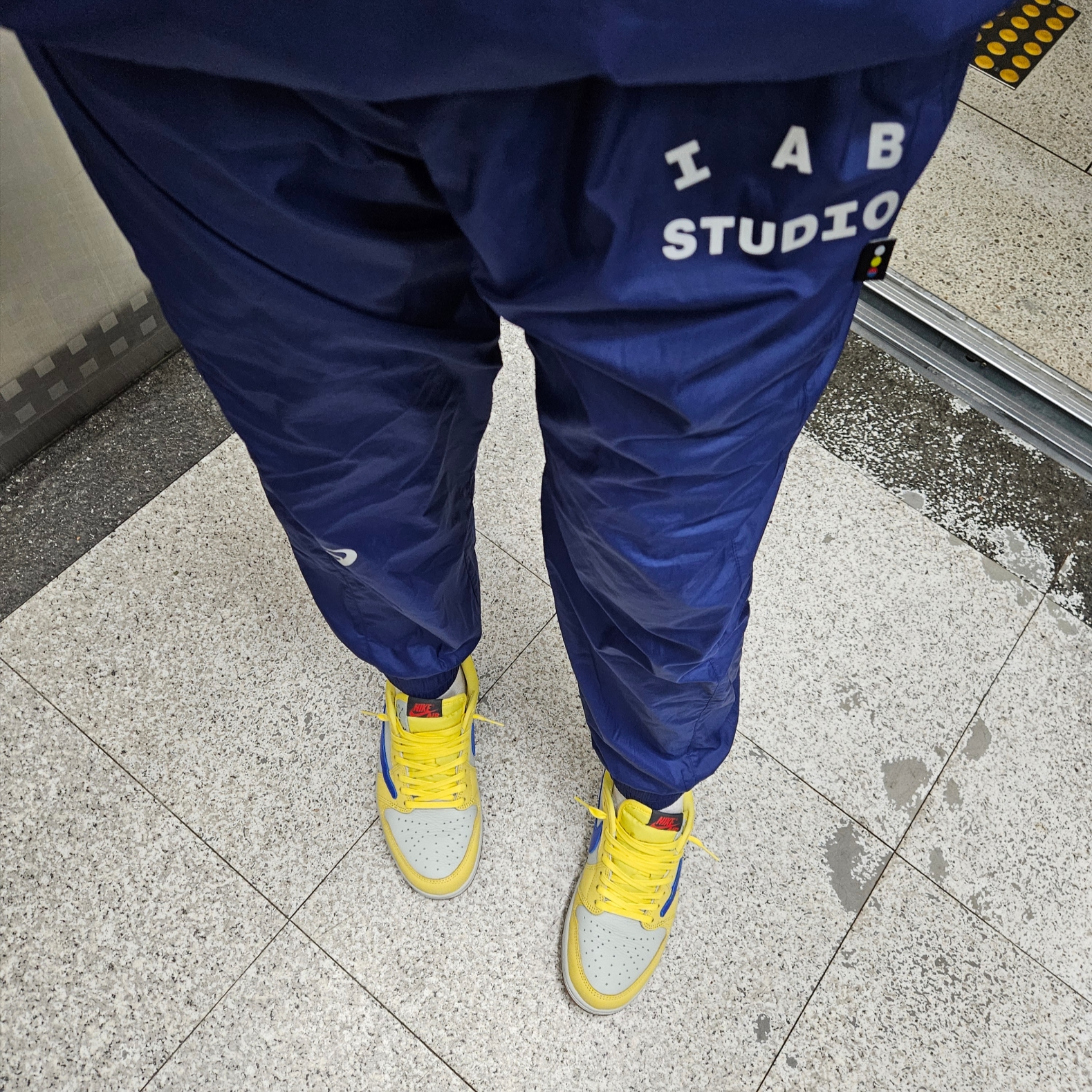 IAB Studio x Asics Navy Woven Shirt, IAB Studio x Asics Navy Woven Pants 착용 스타일