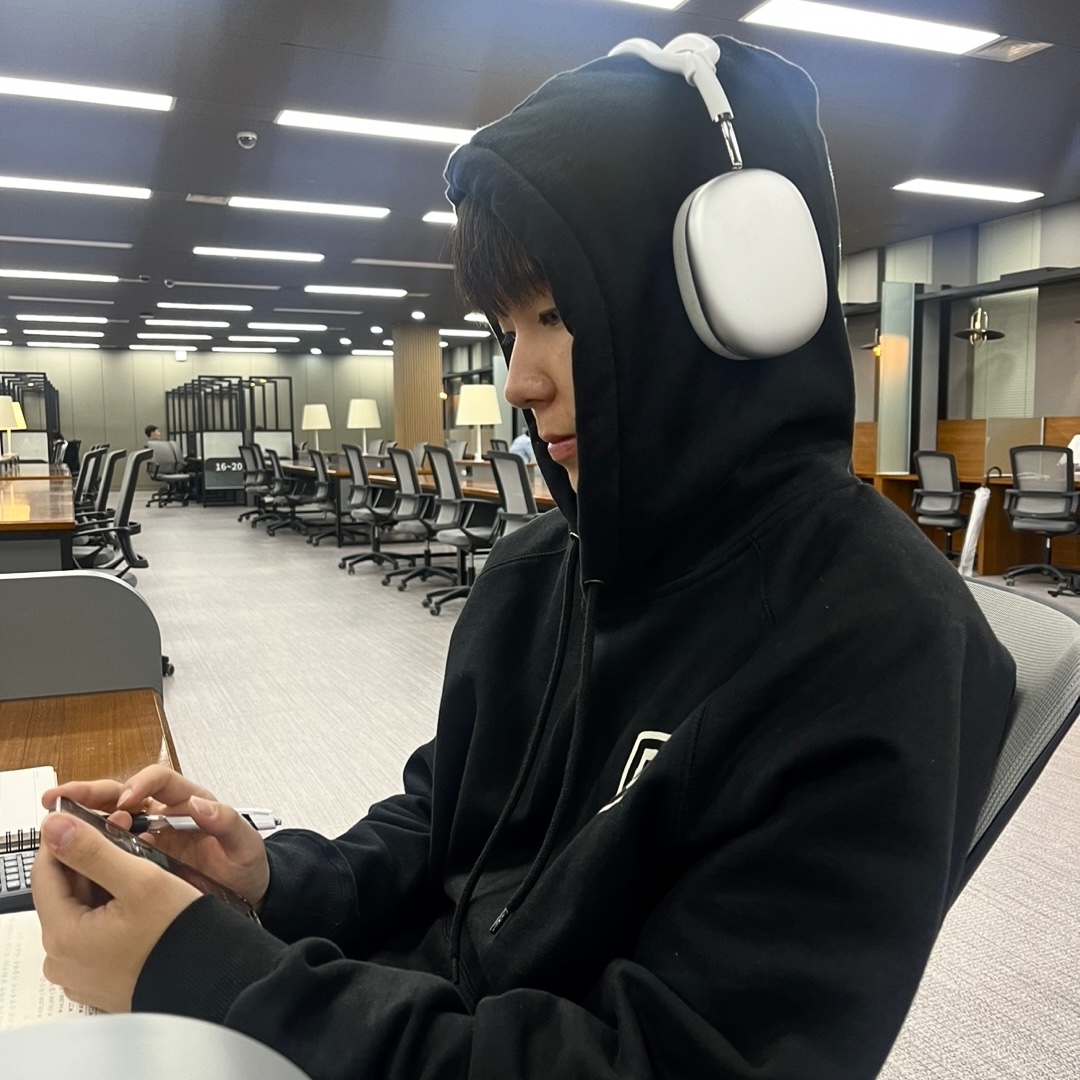 Apple AirPods Max Lightning Silver (Korean Ver.), Deus Ex Machina Seoul Address Hoodie Black 착용 스타일