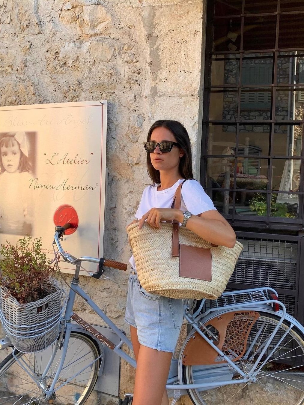 Loewe Basket Bag in Palm Leaf and Calfskin Natural Tan, Loewe Basket Bag In Palm Leaf and Calfskin Natural White 착용 스타일 - 2
