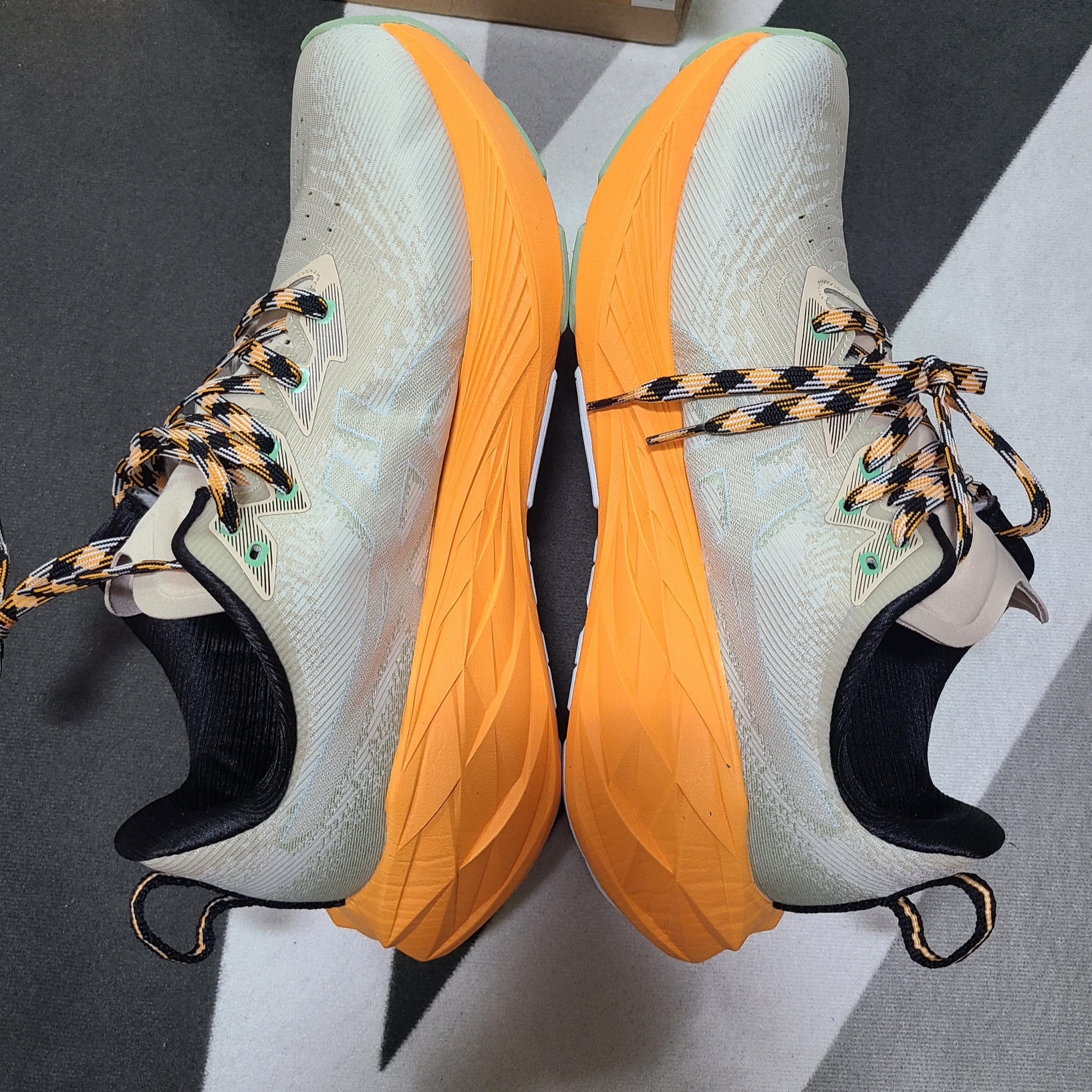 Asics Novablast 4 TR Nature Bathing Fellow Yellow 착용 스타일 - 1
