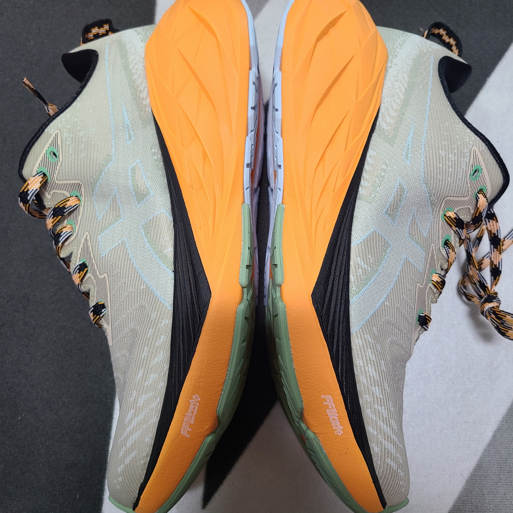 Asics Novablast 4 TR Nature Bathing Fellow Yellow 착용 스타일 - 3