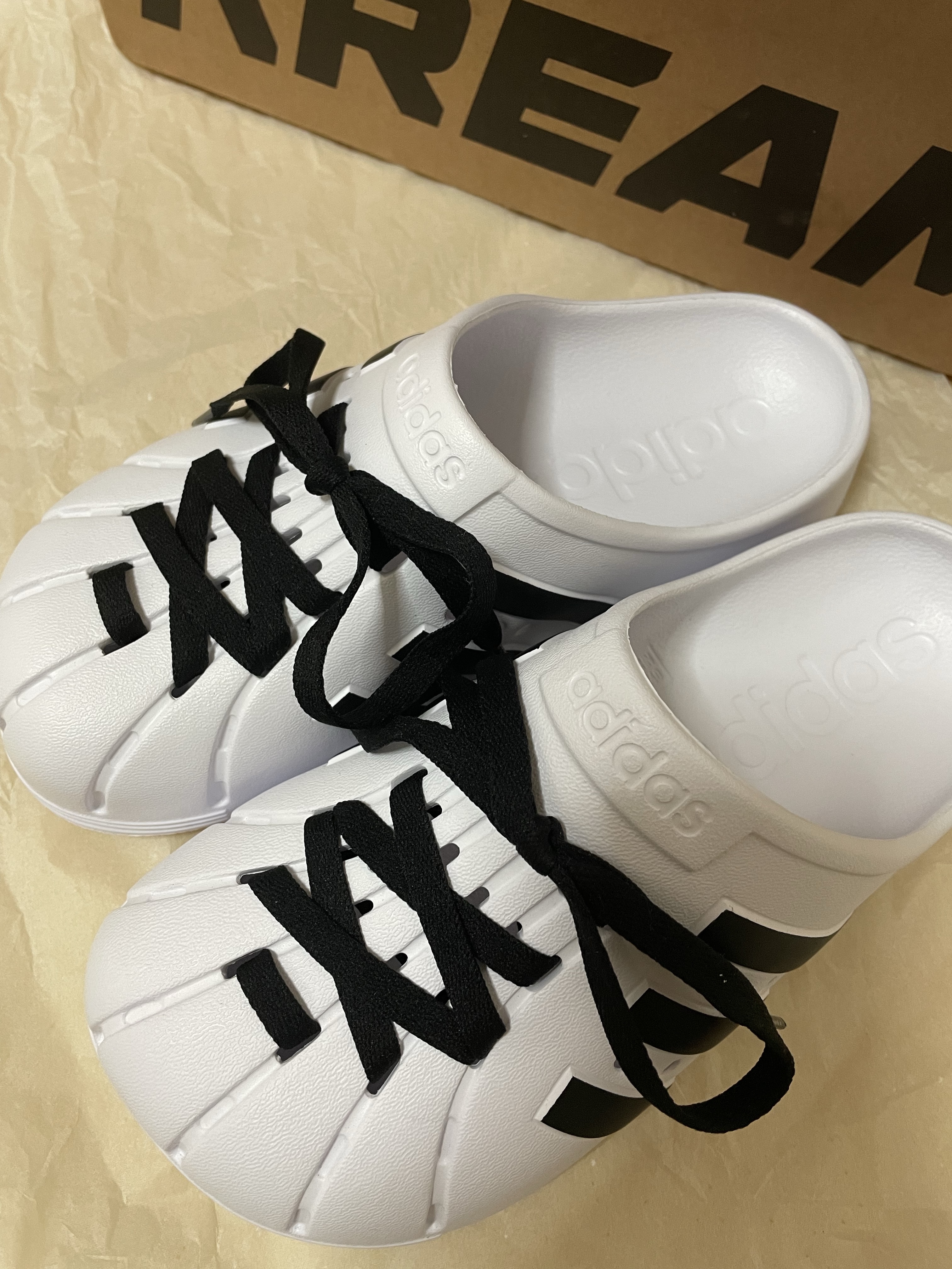 Adidas Adilette Clog White Black 착용 스타일